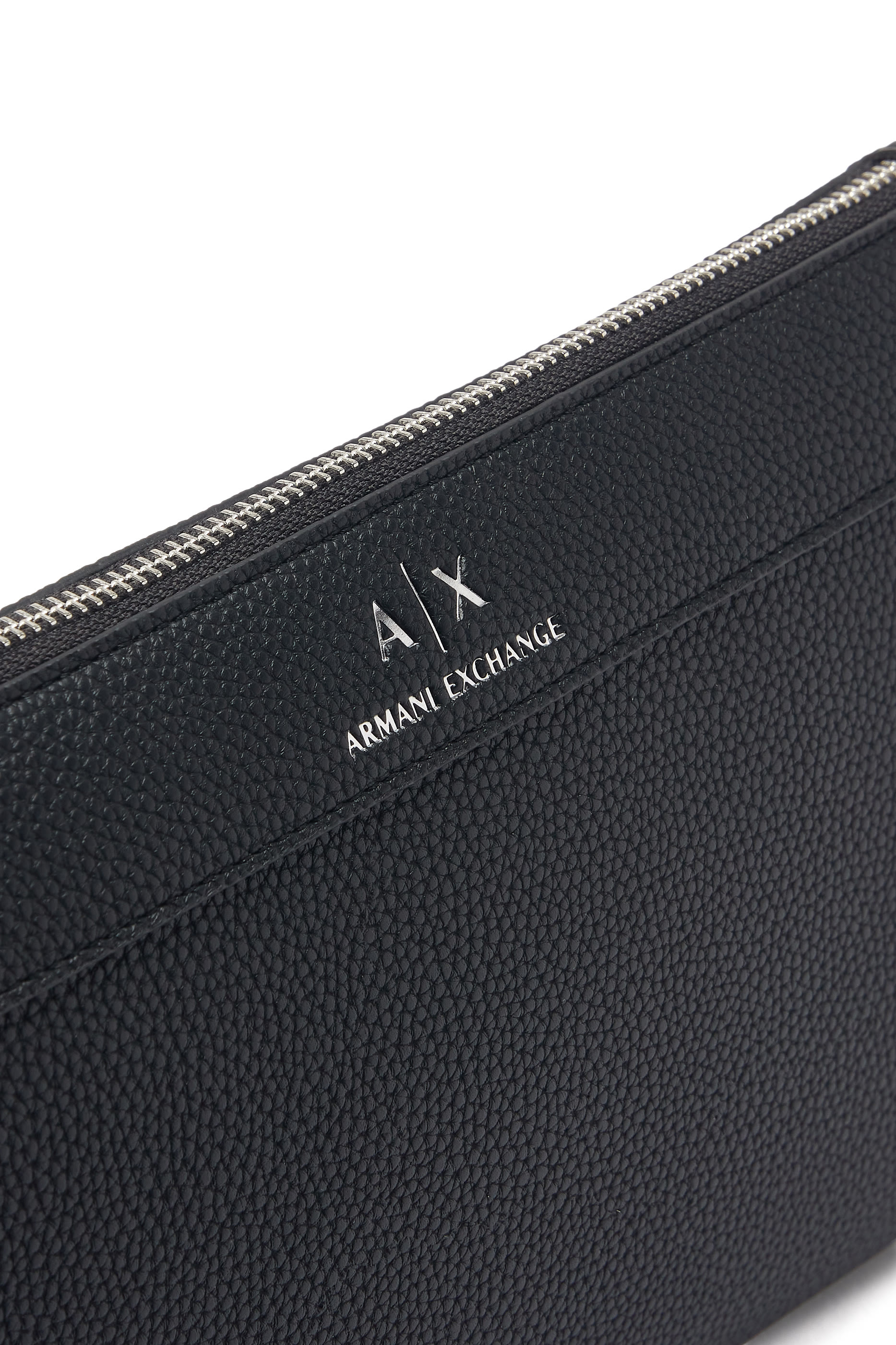 حقيبة صغيرة بشعار الماركة