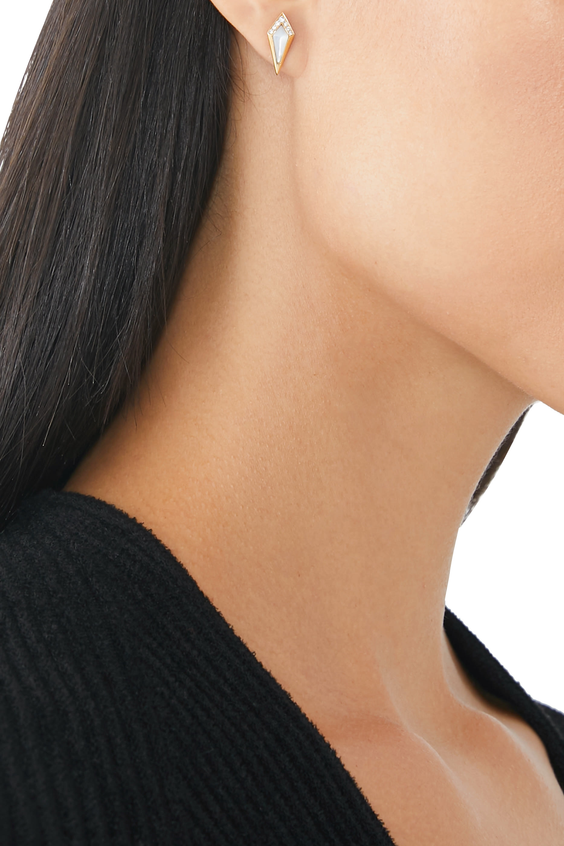 أقراط مرصعة بعرق اللؤلؤ