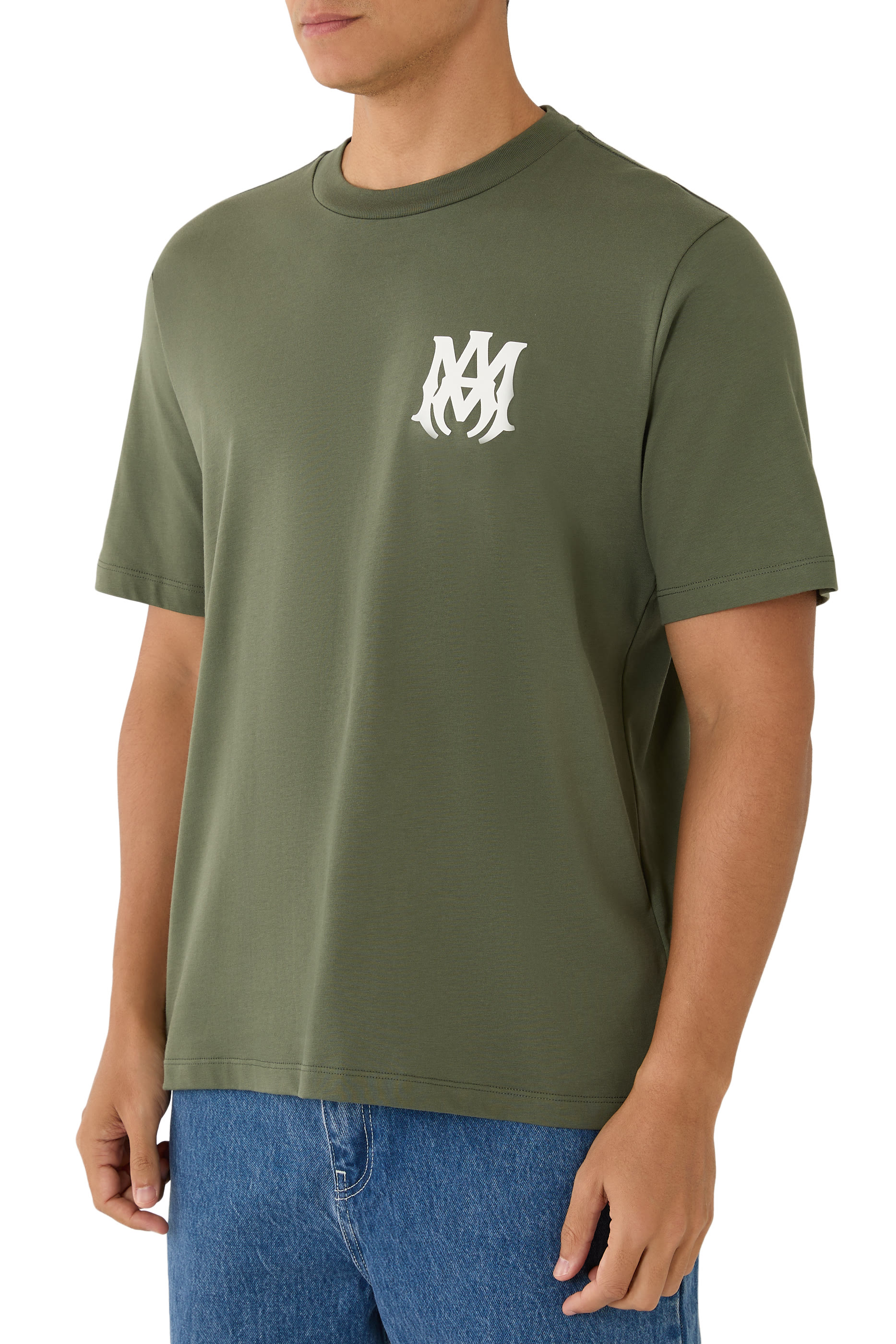 تيشيرت بتفاصيل شعار الماركة