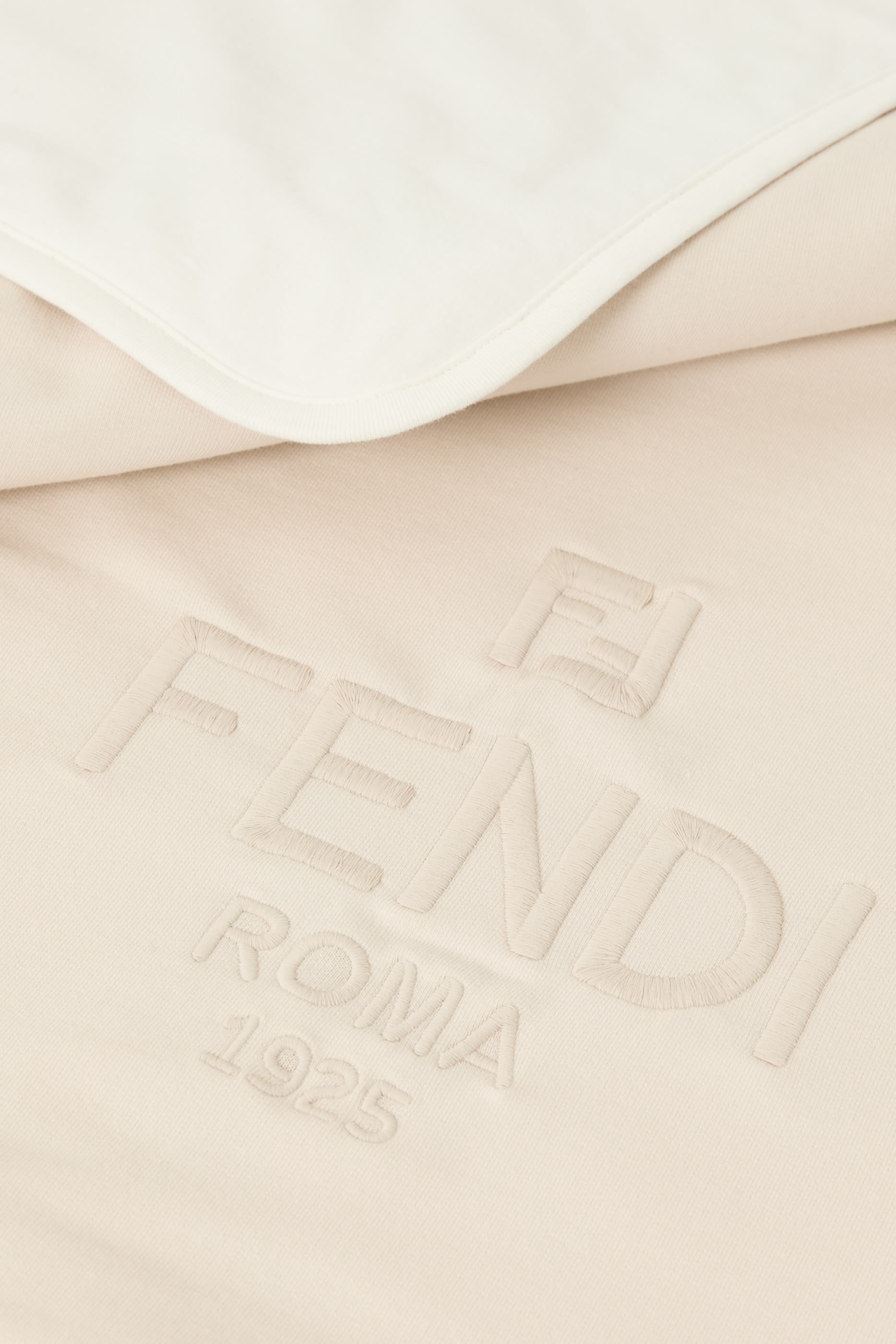 بطانية بشعار الماركة للأطفال