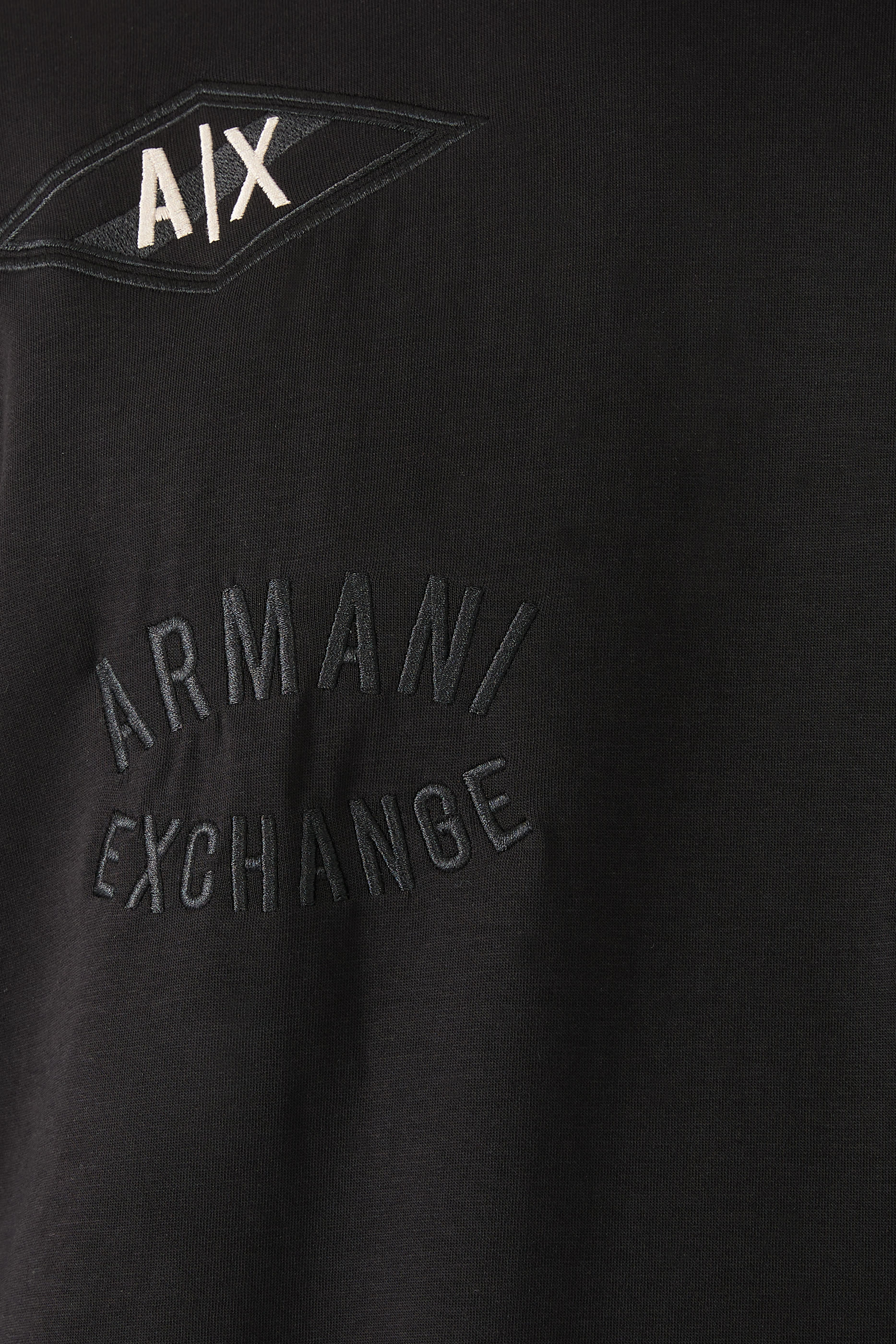 سويت شيرت بنقشات مختلفة لشعار الماركة