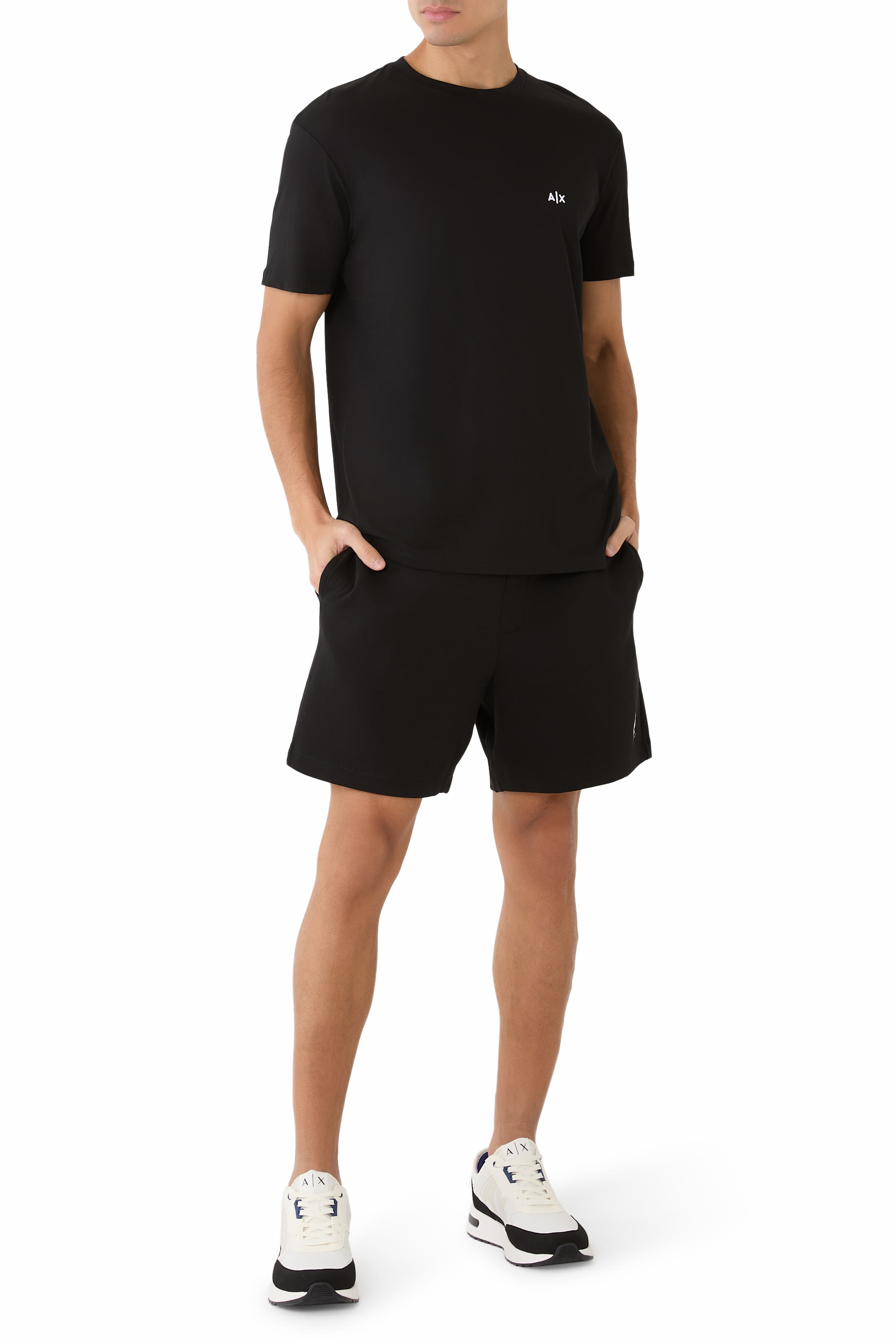 تيشرت بقصة عادية وشعار الماركة