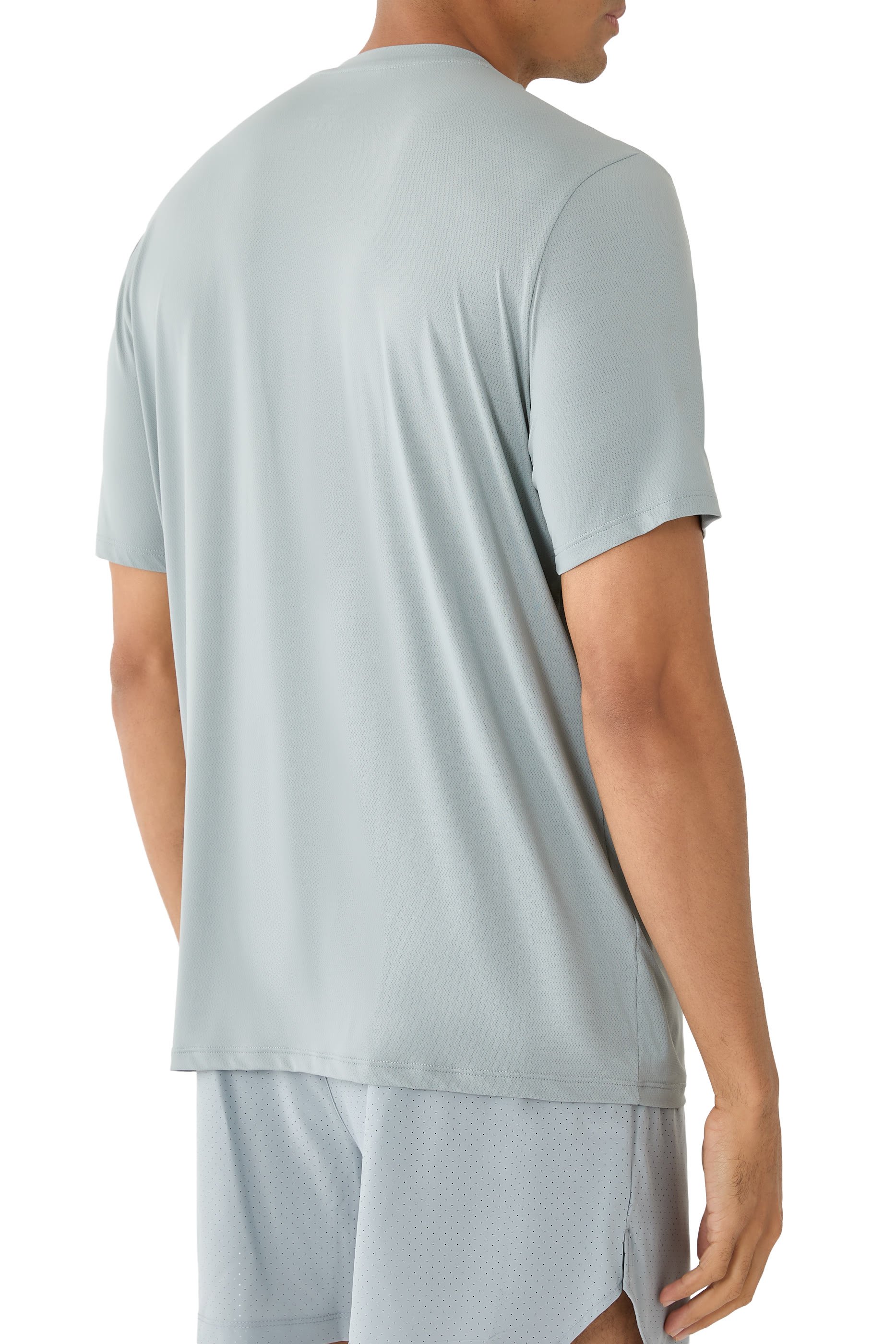 تيشيرت أي إي آر أو