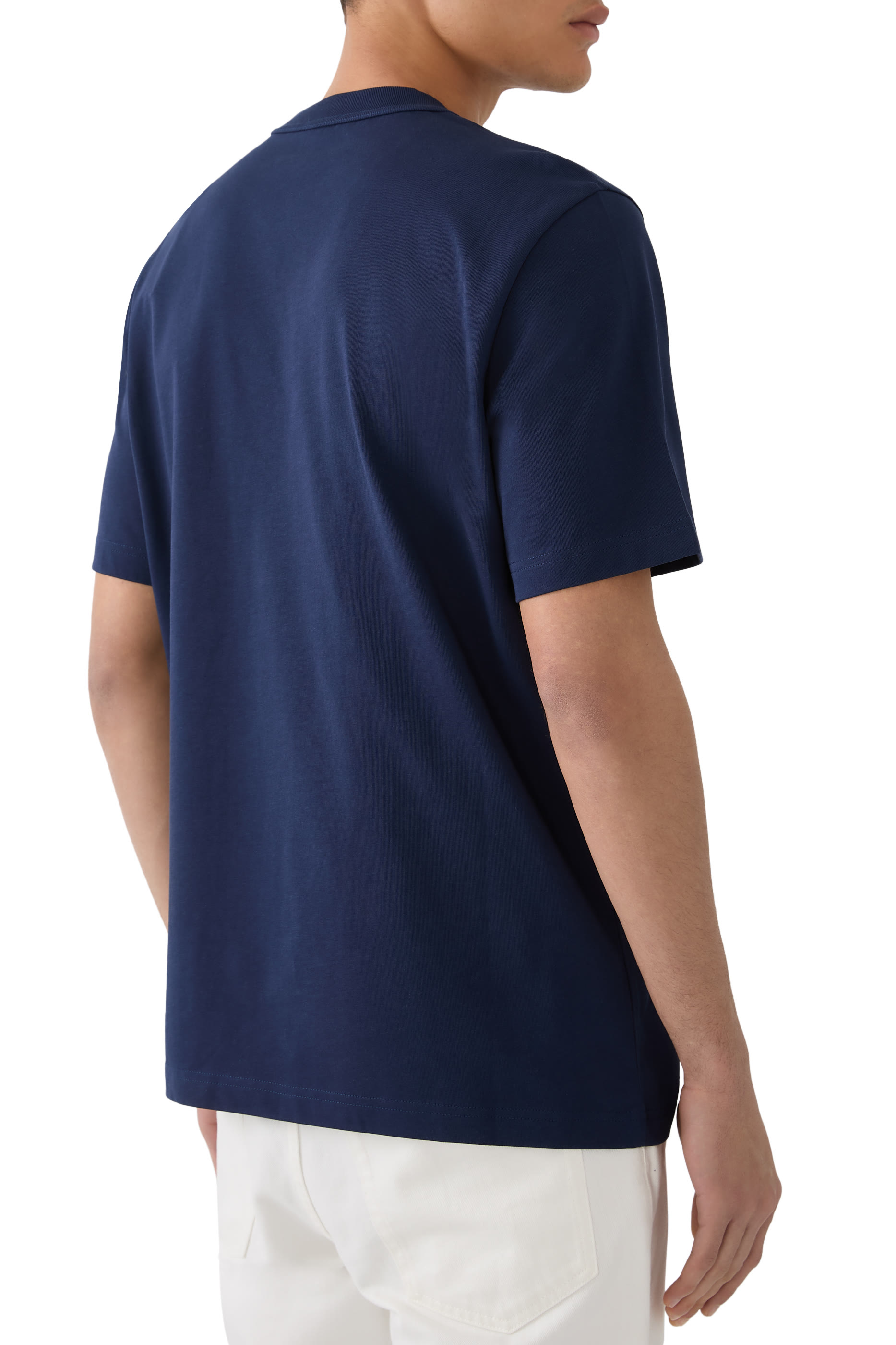 تيشيرت بأكمام قصيرة وشعار الماركة