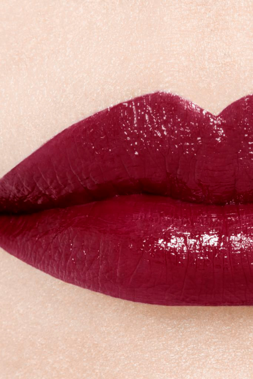 أحمر شفاه مرطب ومعزز للامتلاء. لمعان ولون طويل الثبات مكثف ROUGE COCO BLOOM