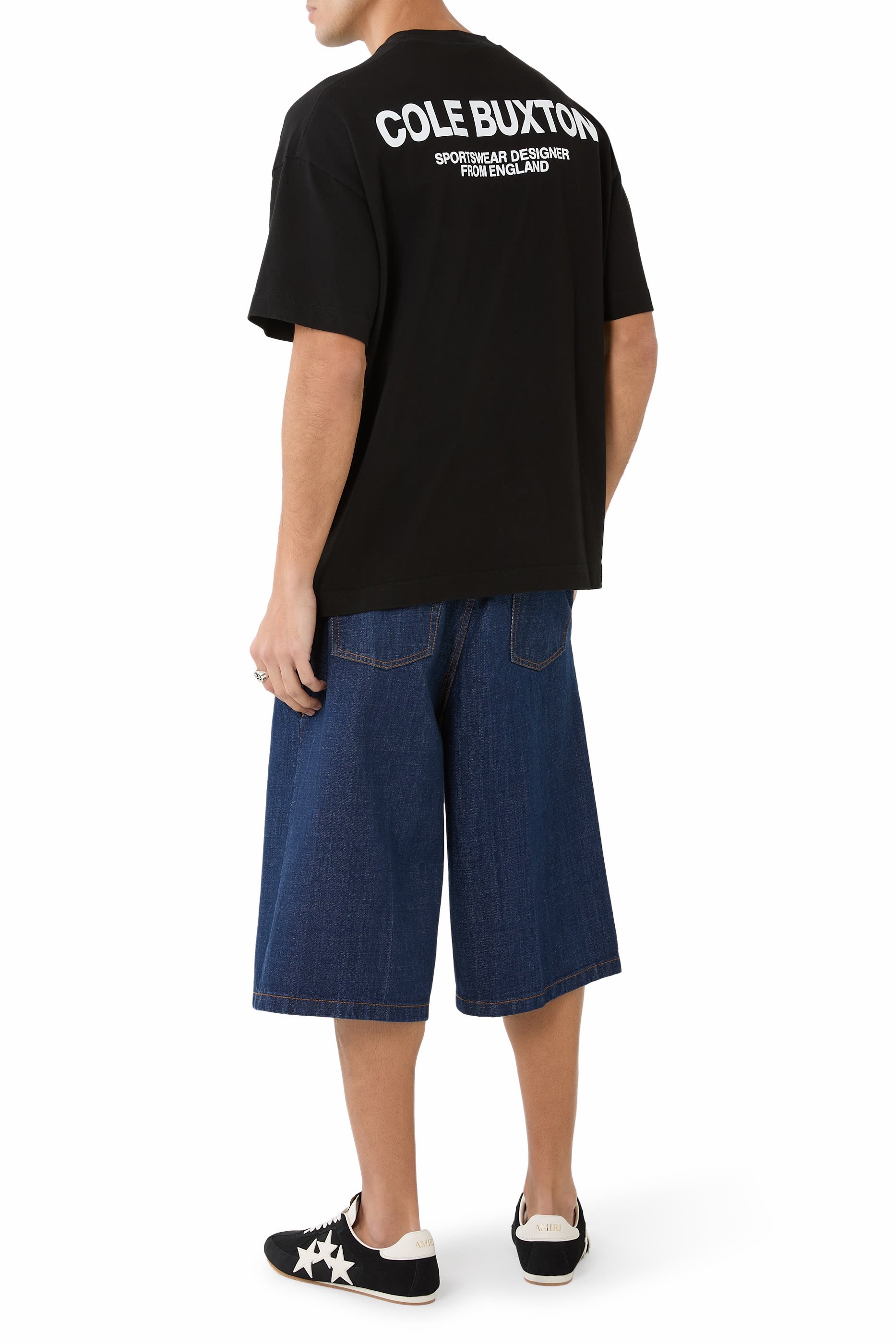 تيشيرت بشعار الماركة من تشكيلة الملابس الرياضية