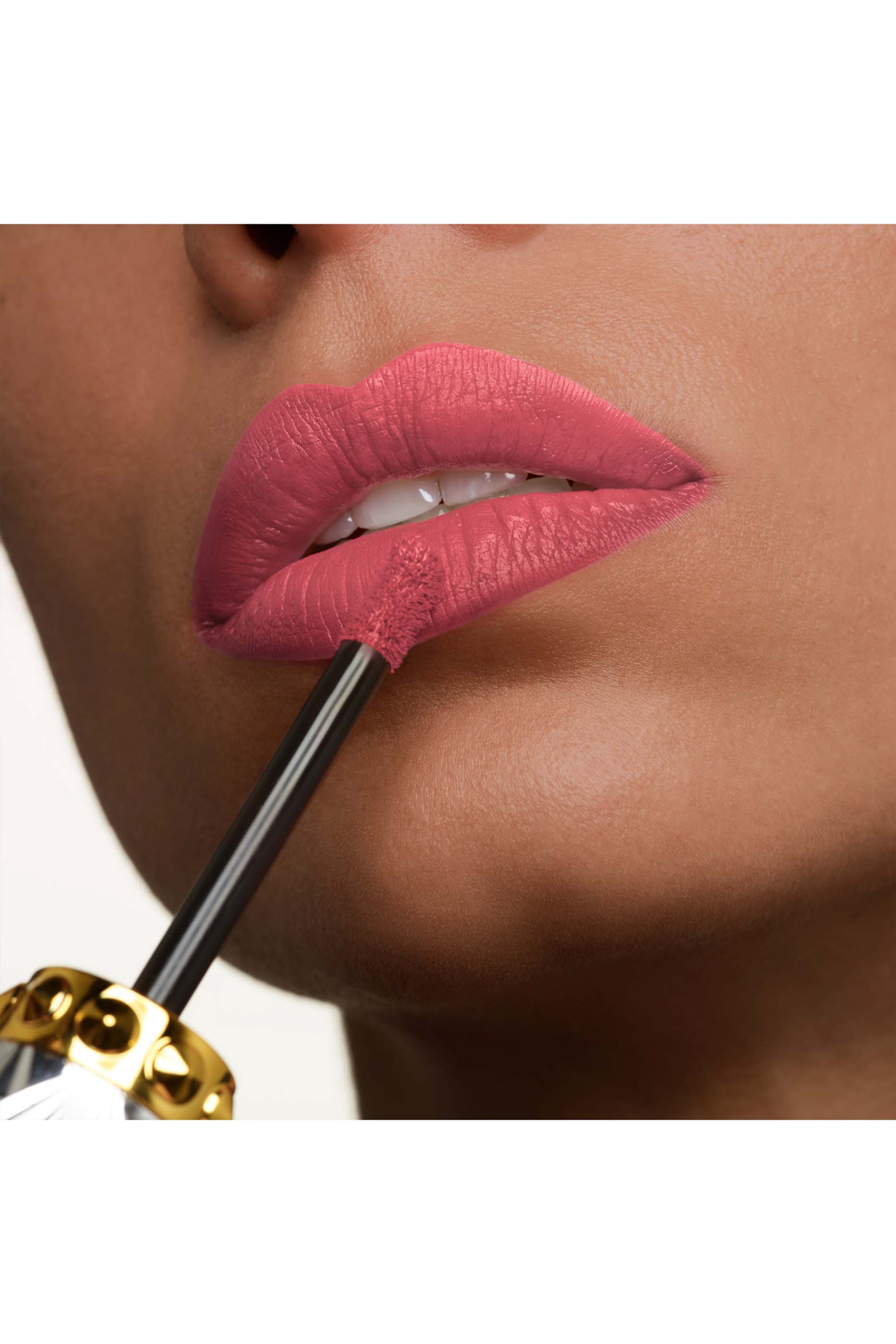 أحمر شفاه يتركيبة سائلة غير لامعة