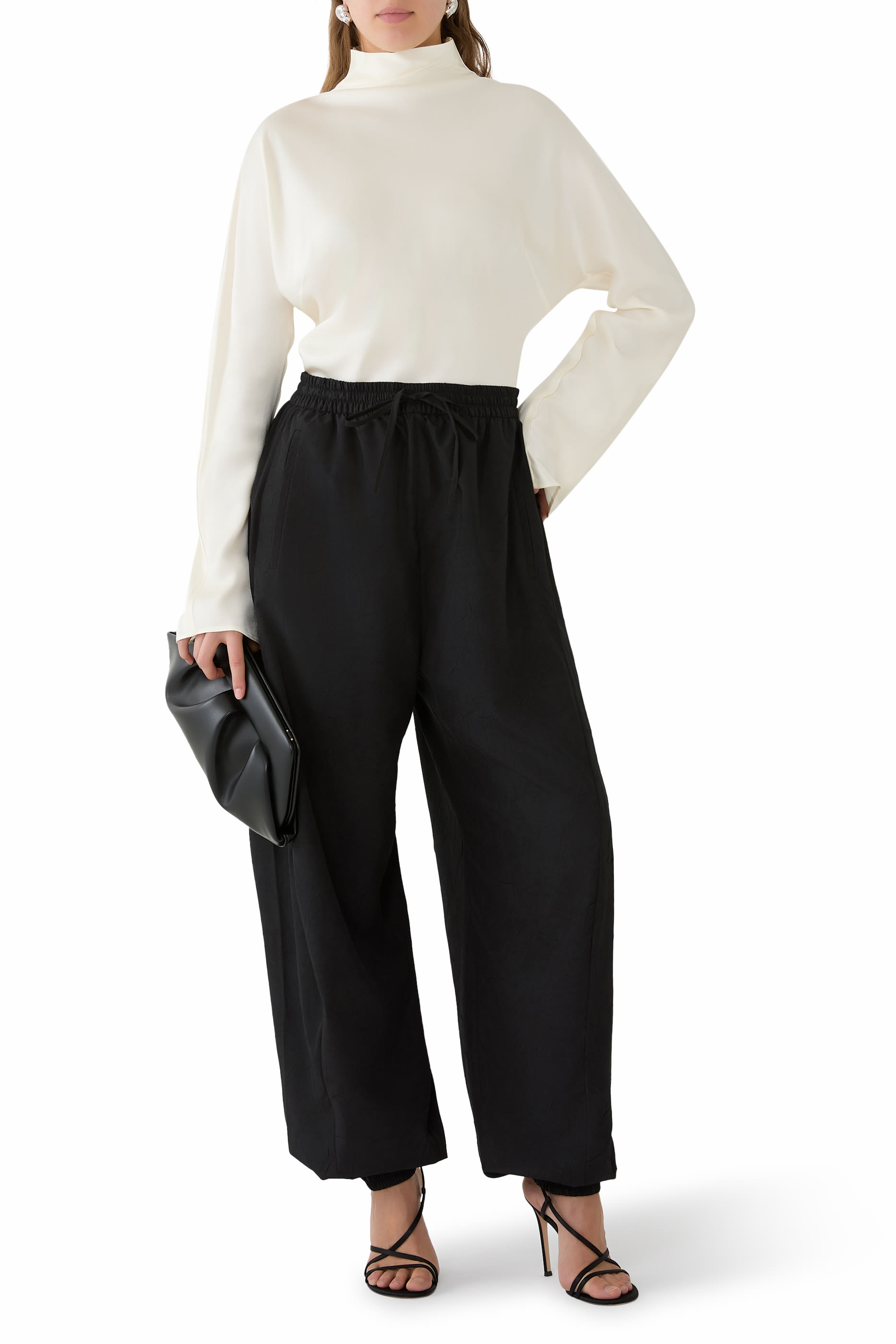 بنطال رياضي بقصة فضفاضة