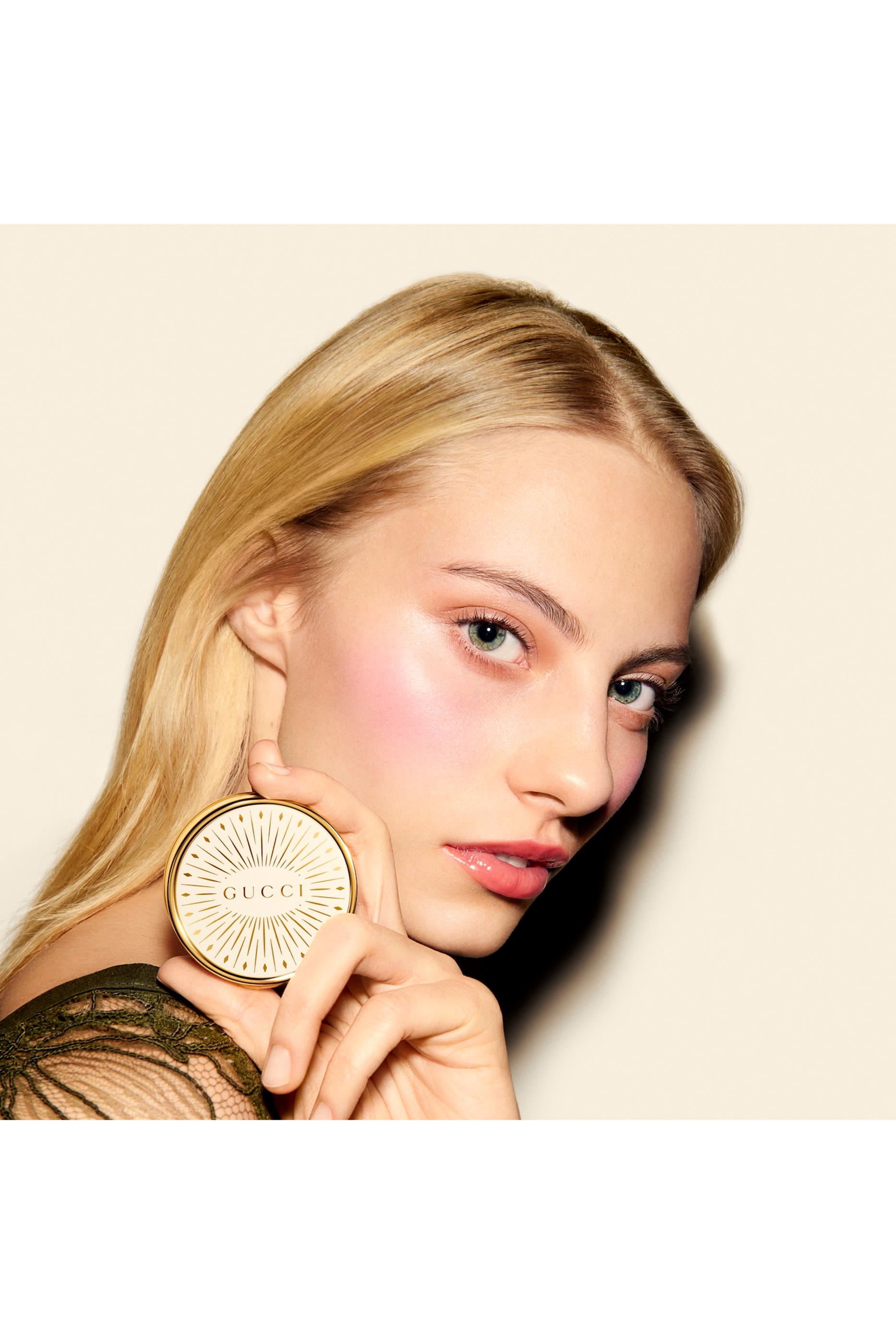 أحمر خدود غلو