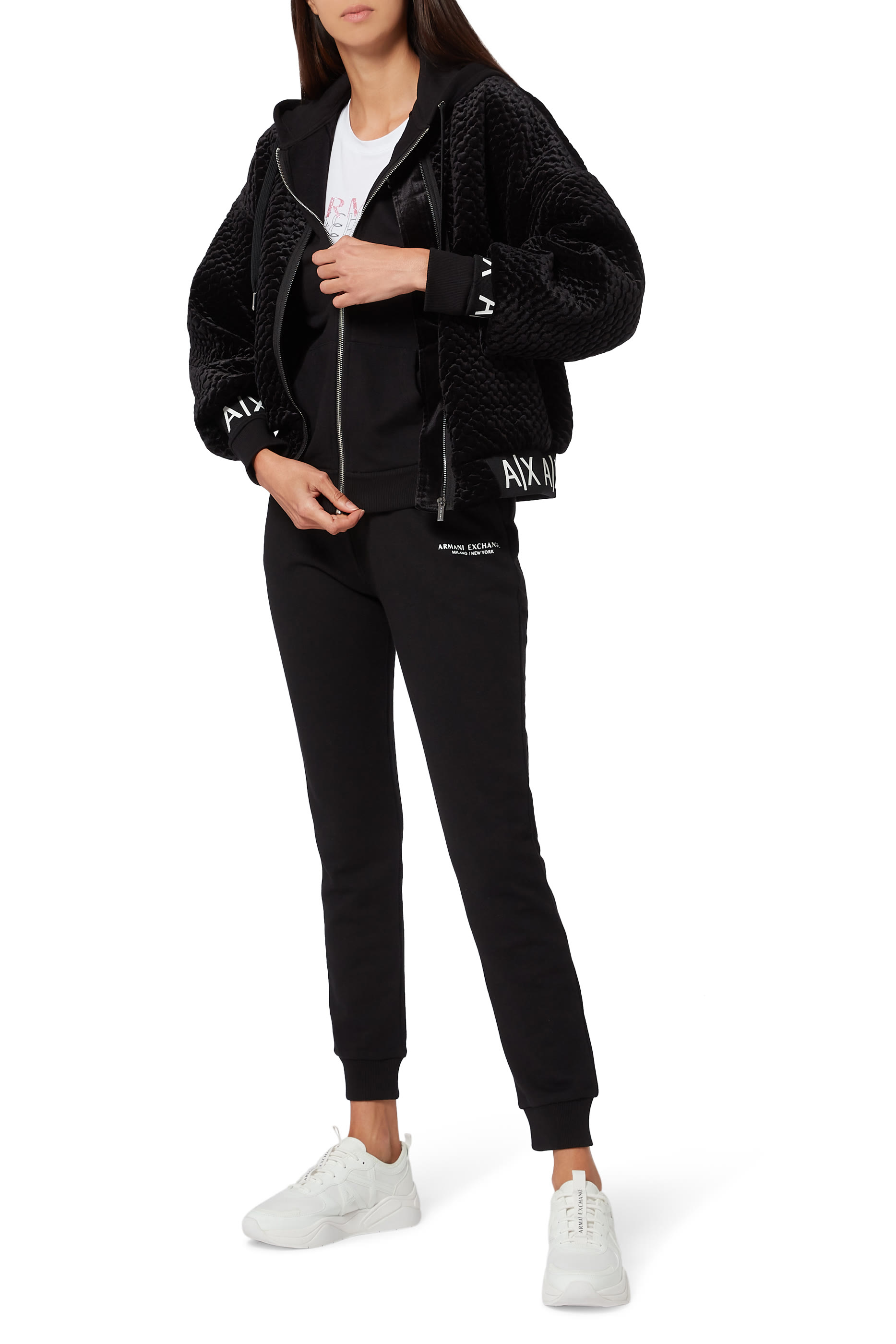 كنزة بغطاء رأس وسحّاب بشعار الماركة