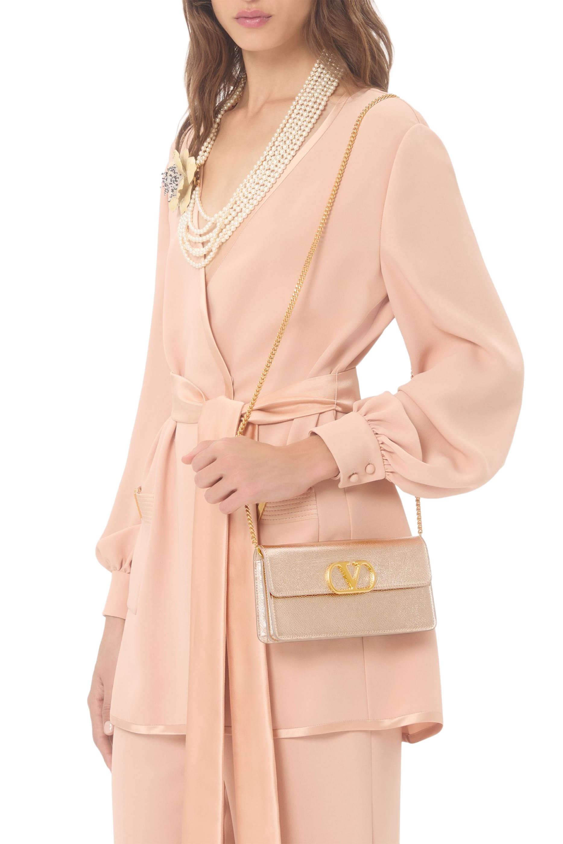 محفظة بحلية شعار الماركة جلد عجل لامع بارز الملمس