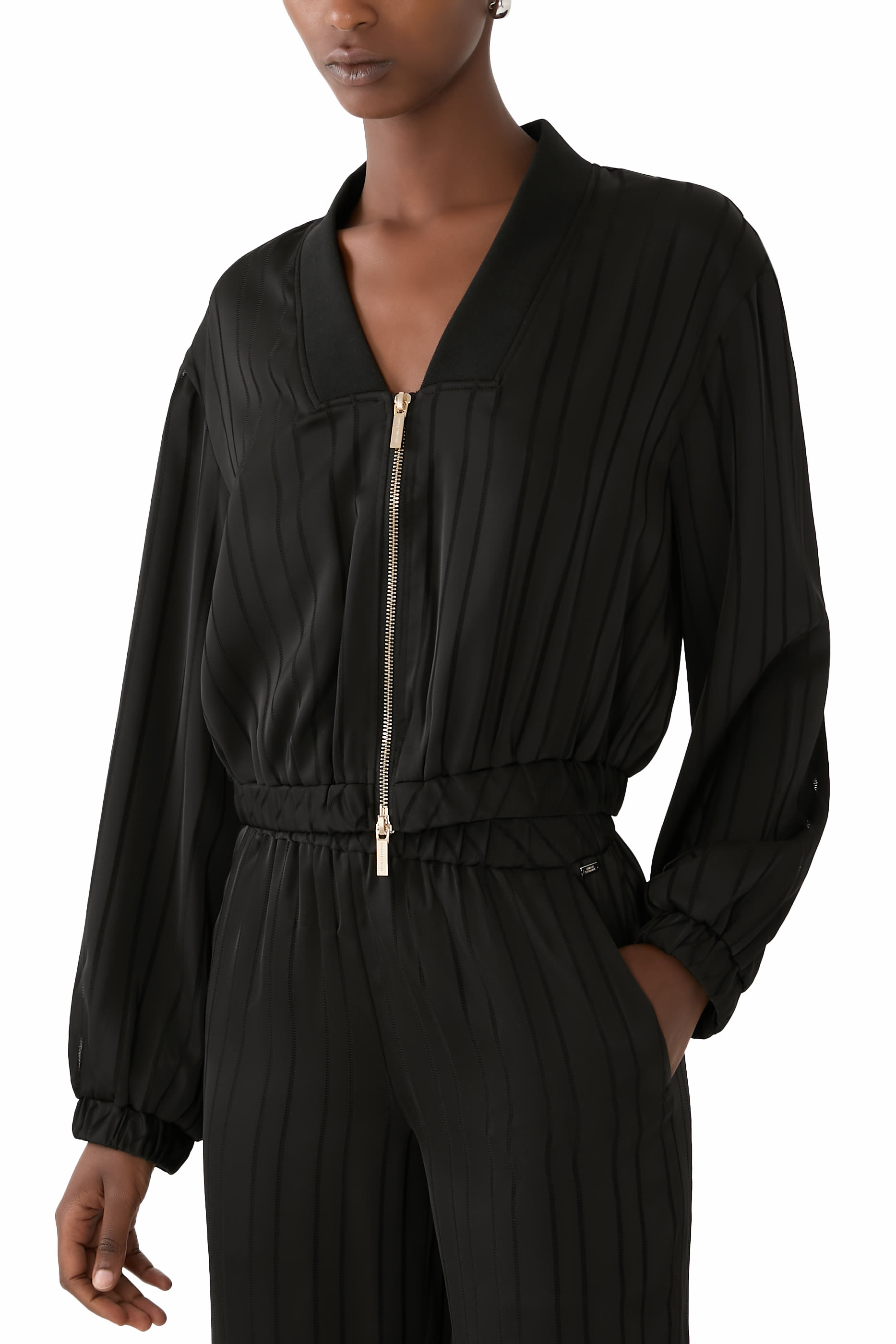 جاكيت فضفاض بنصف سحاب وشعار الماركة