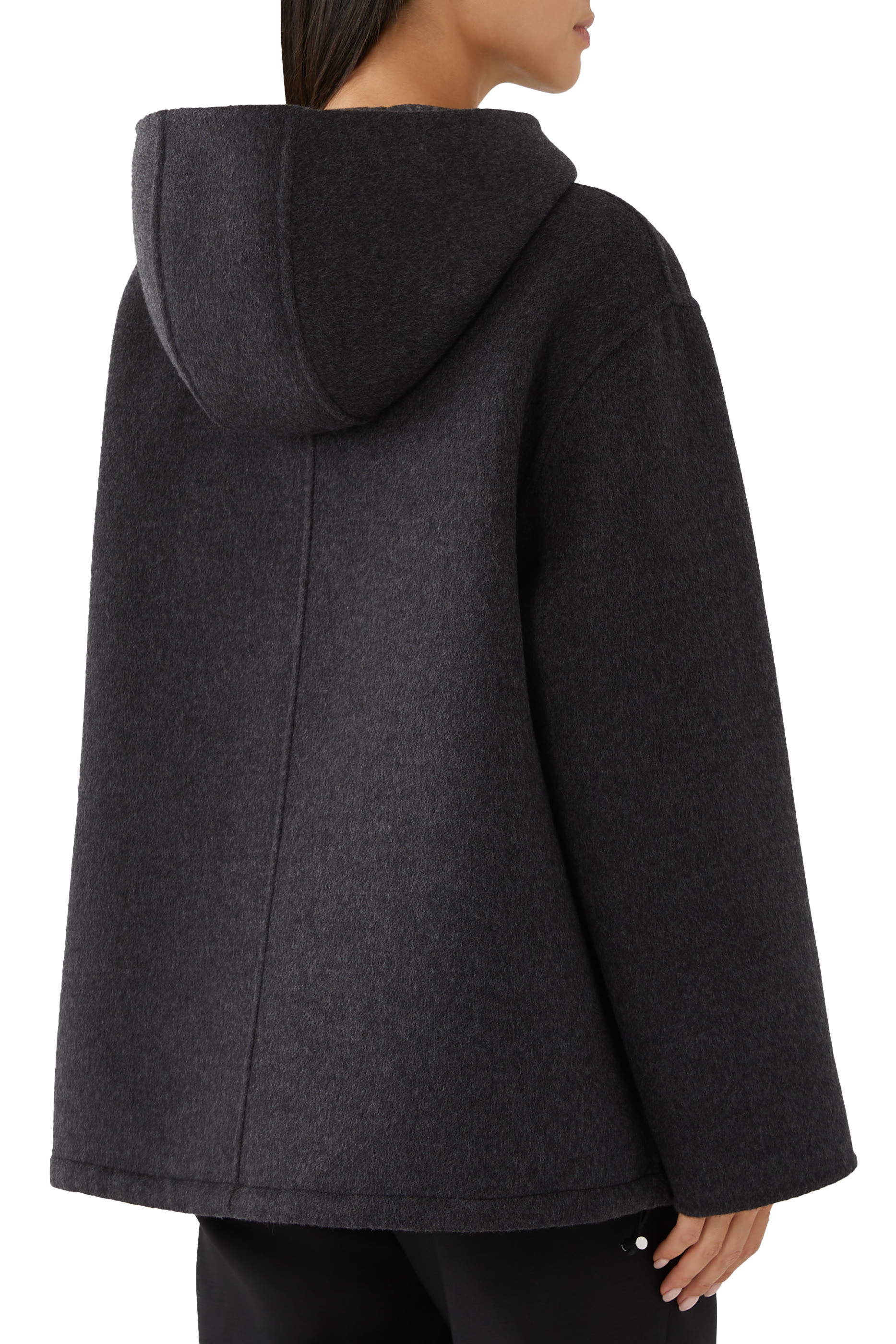 جاكيت بغطاء رأس وتطريزات صوف وحرير