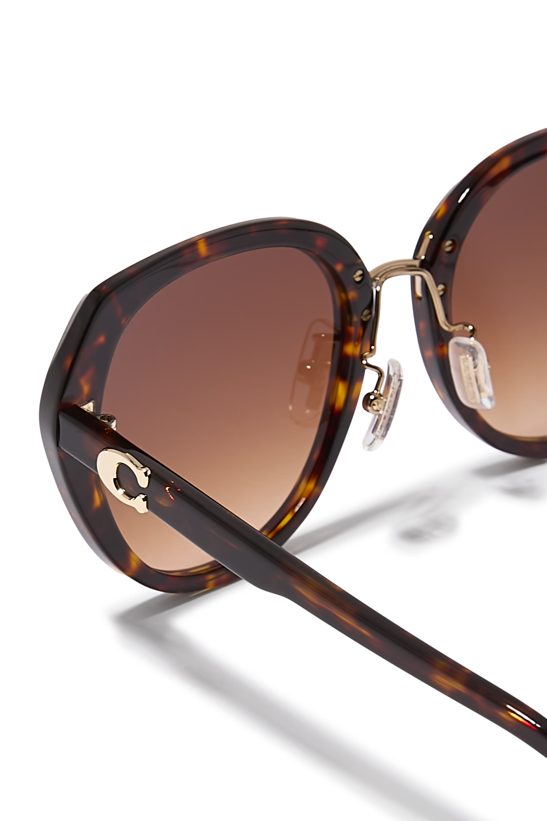  نظارة شمسية بإطار عين القطة عريض وأذرع رفيعة مزينة بشعار C