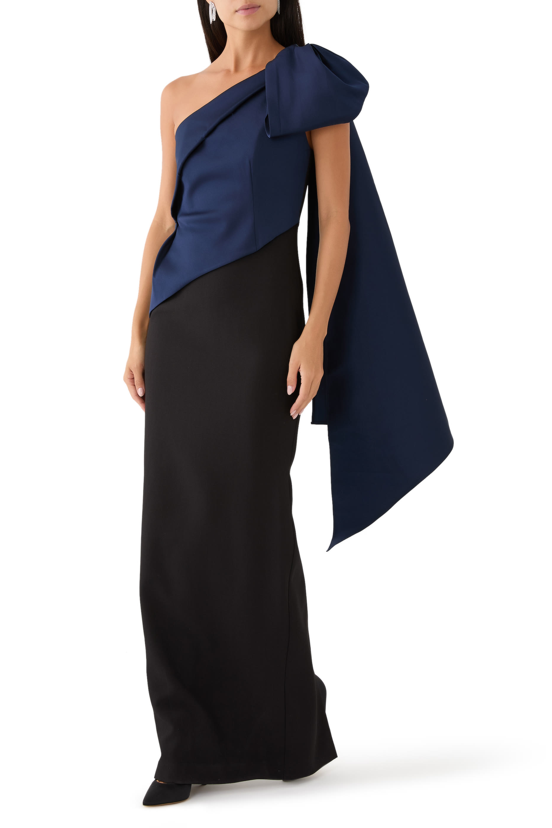 فستان سهرة تفتا بتصميم غير متماثل وربطة فيونكة درابيه