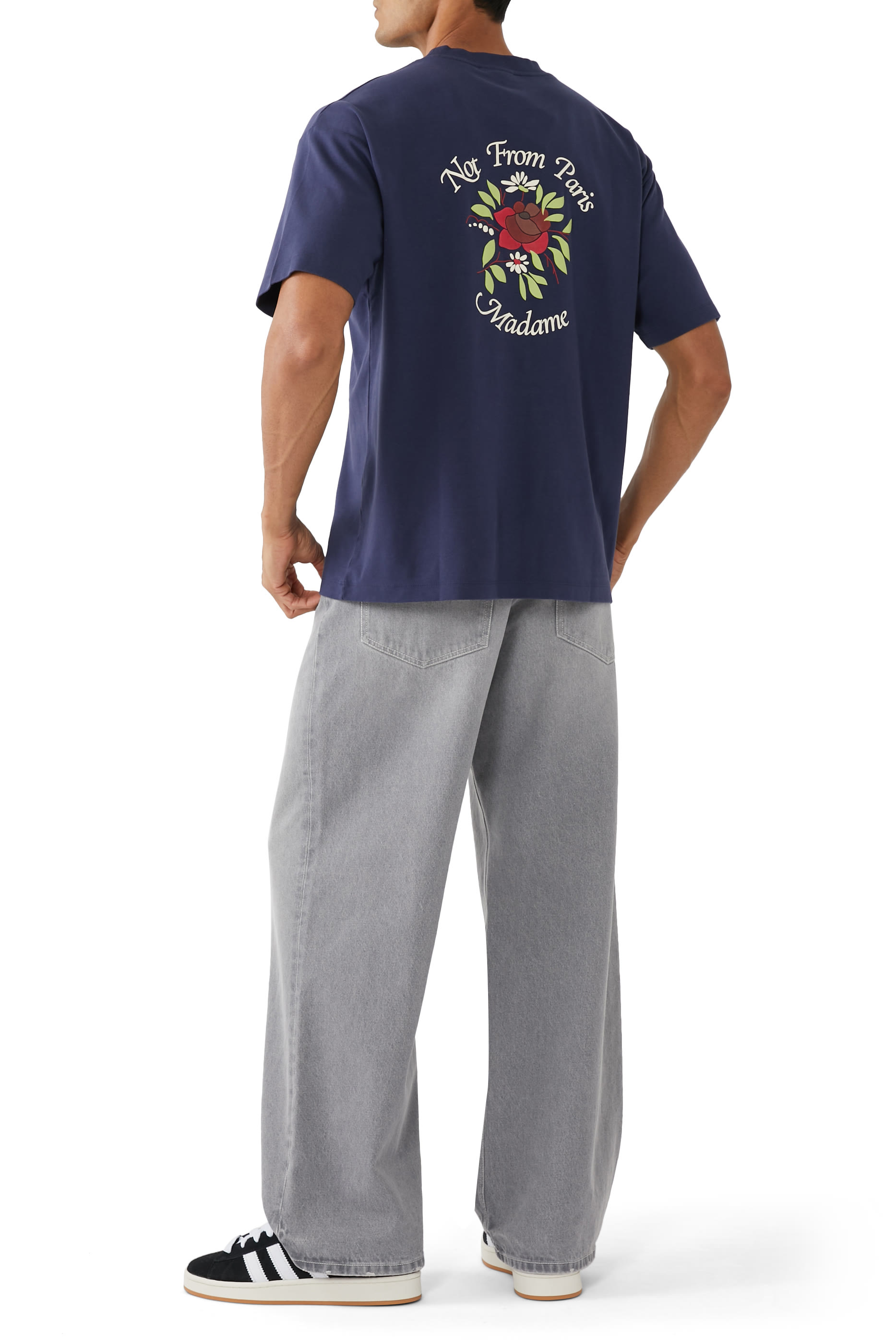 تيشيرت بنقشة زهرة وعبارة نصية