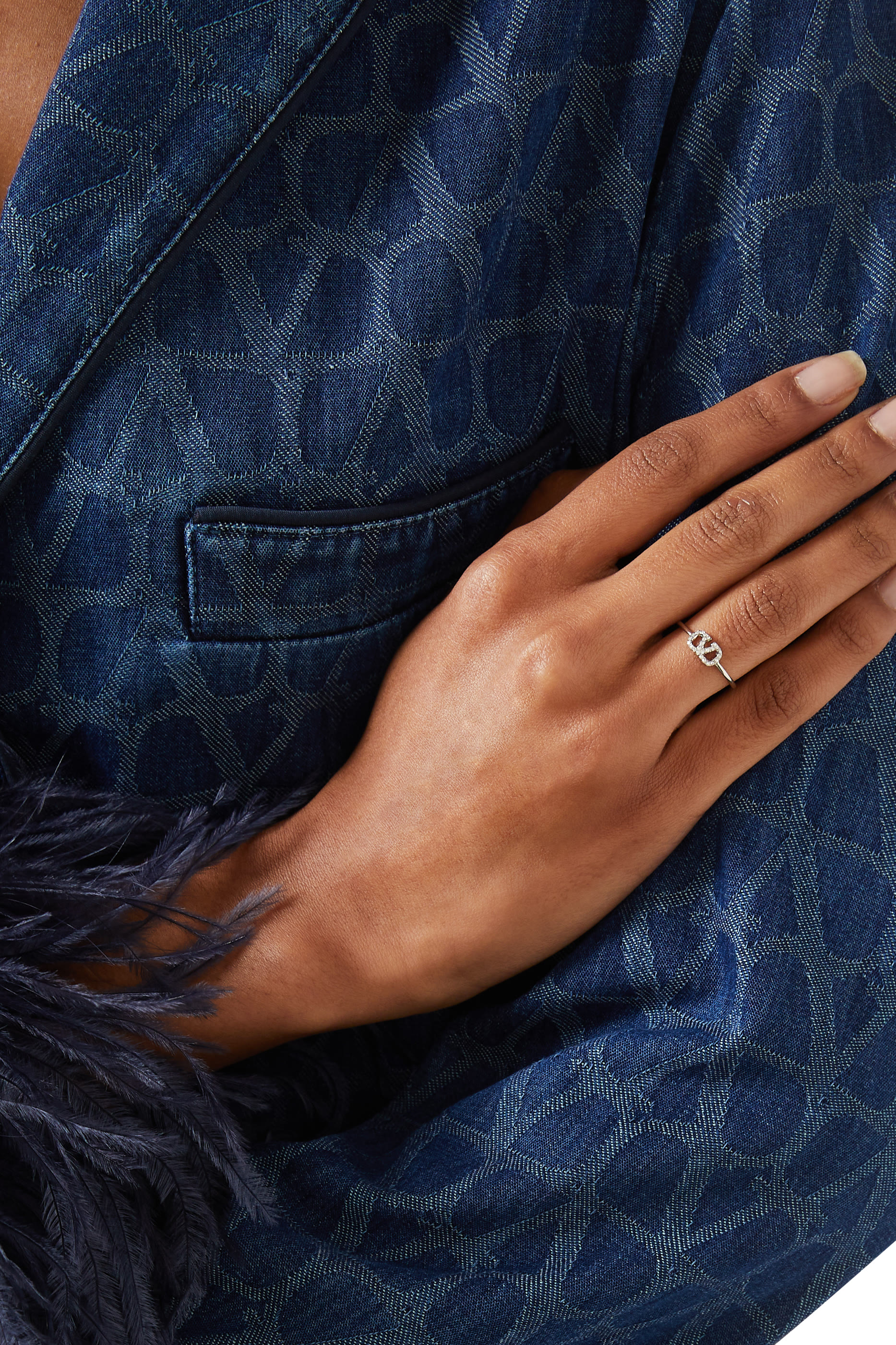 خاتم بحلية شعار V مرصعة بكريستال سواروفسكي معدن