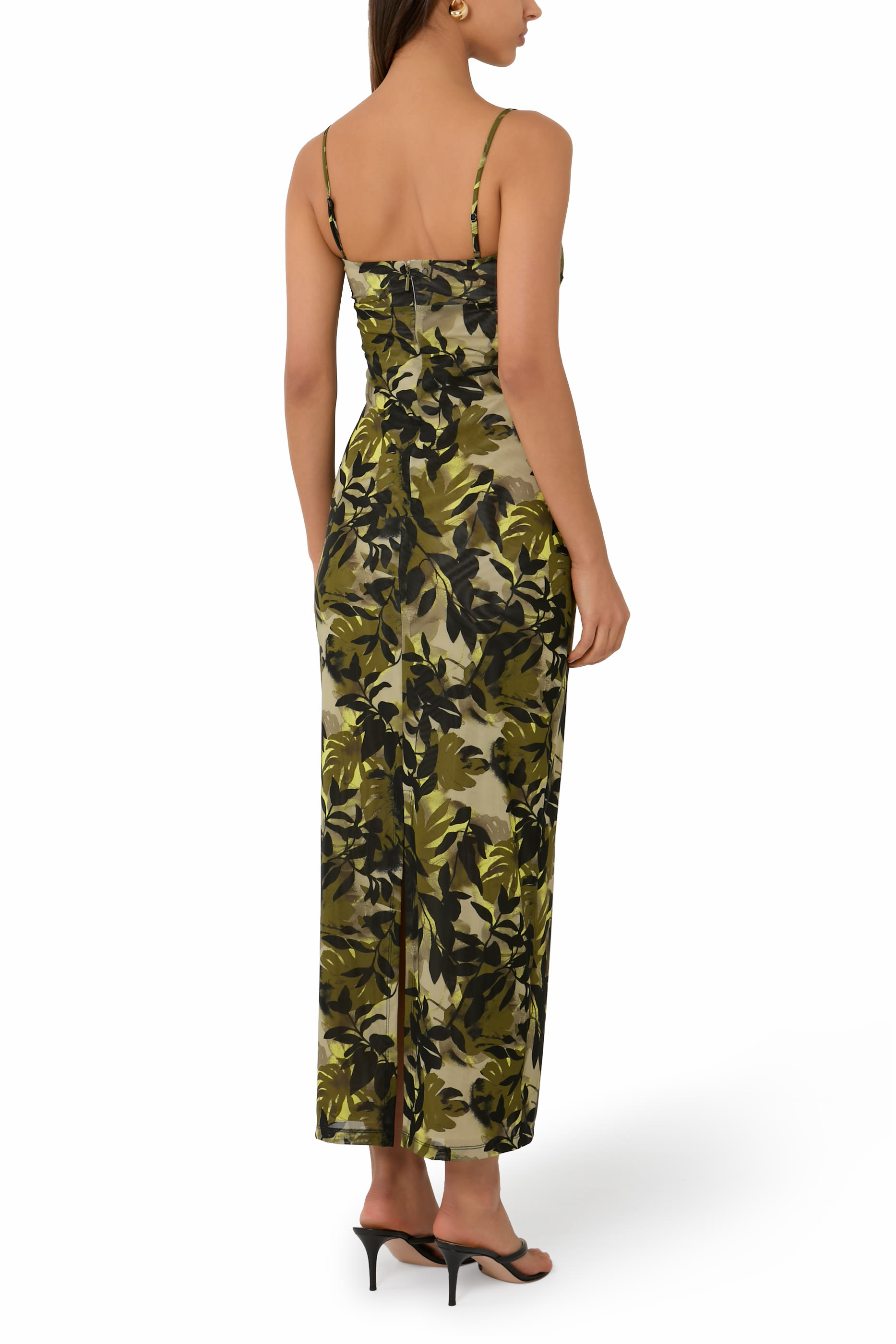 فستان طويل بحمالات رفيعة