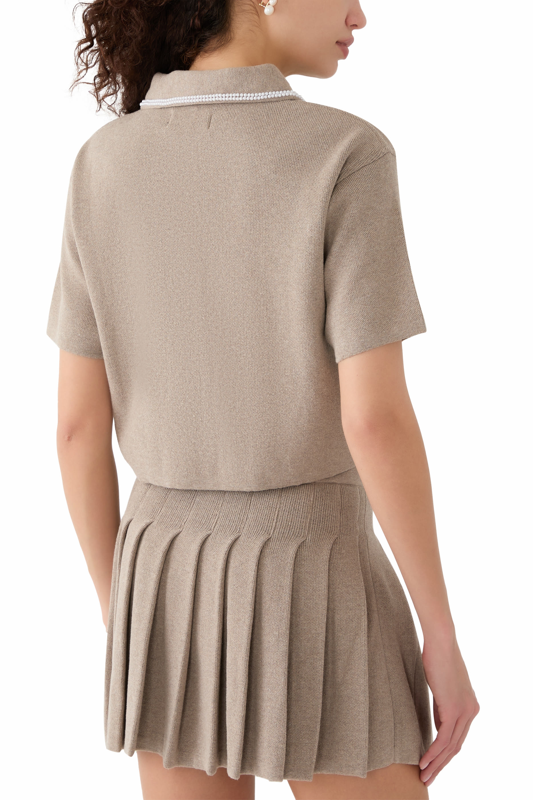 قميص بأكمام قصيرة وجيوب وتطريزات