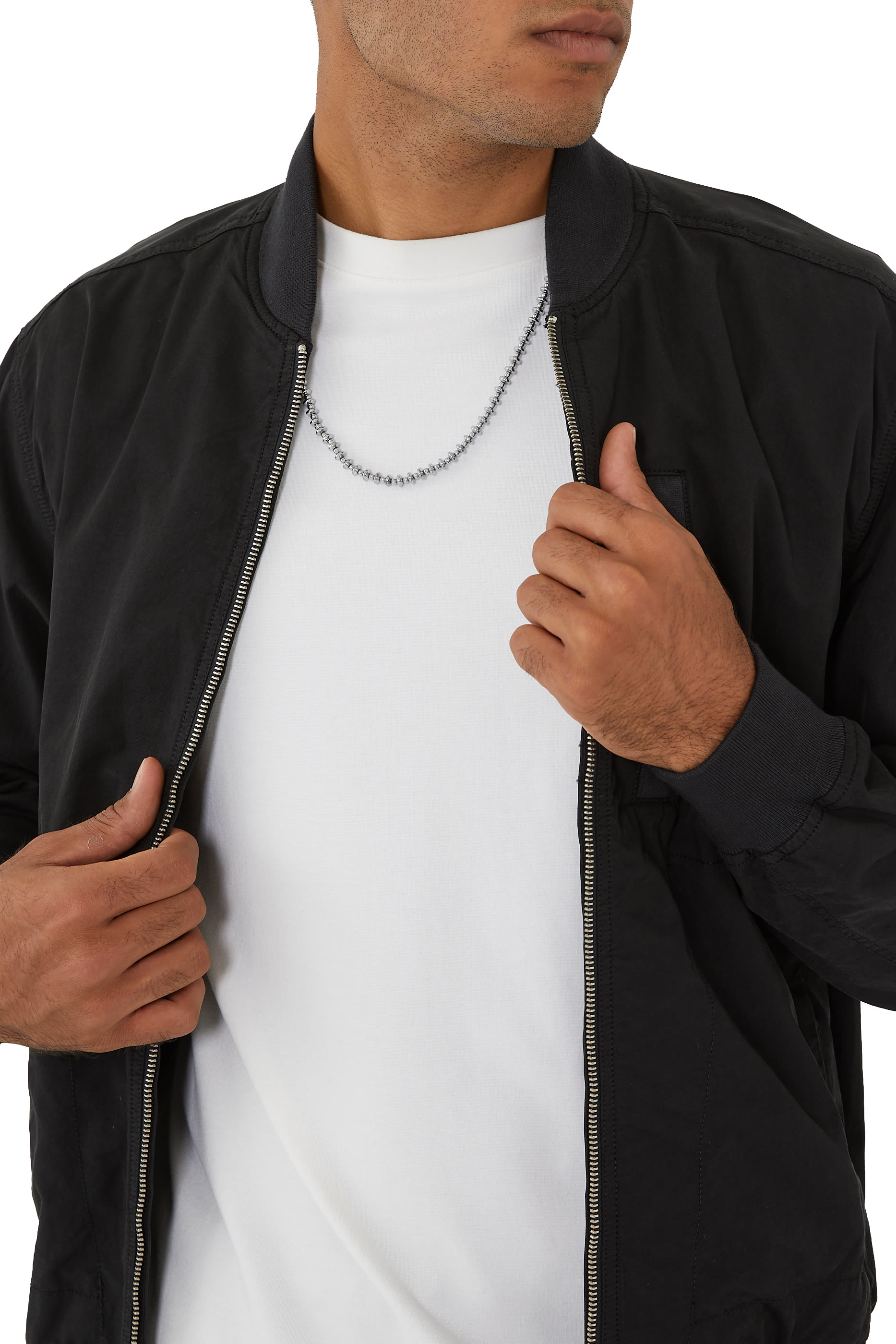 قلادة دائرية مرصعة بخرز هيماتيت