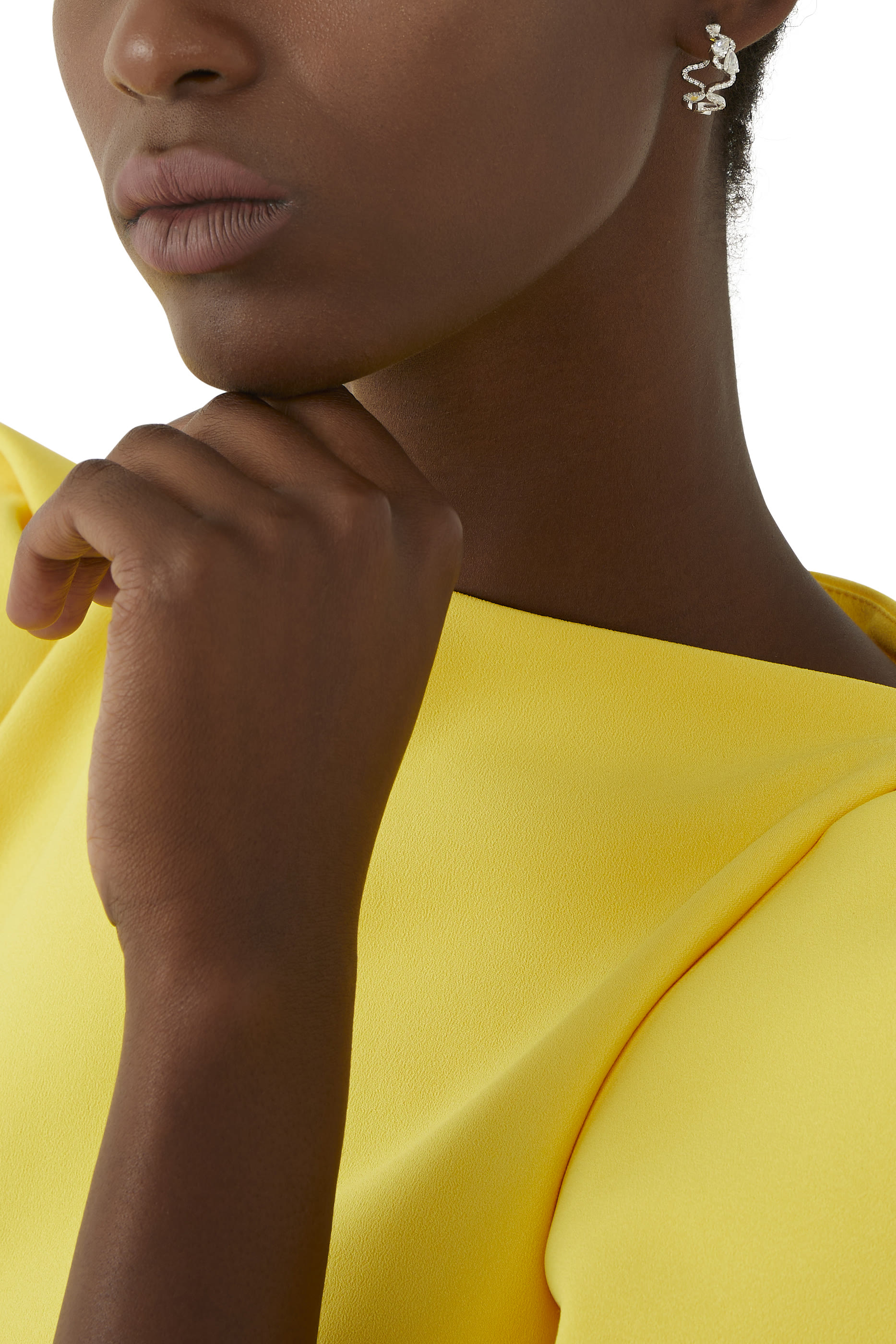 أقراط دائرية متموجة مرصعة بماستين ذهب أبيض عيار 18