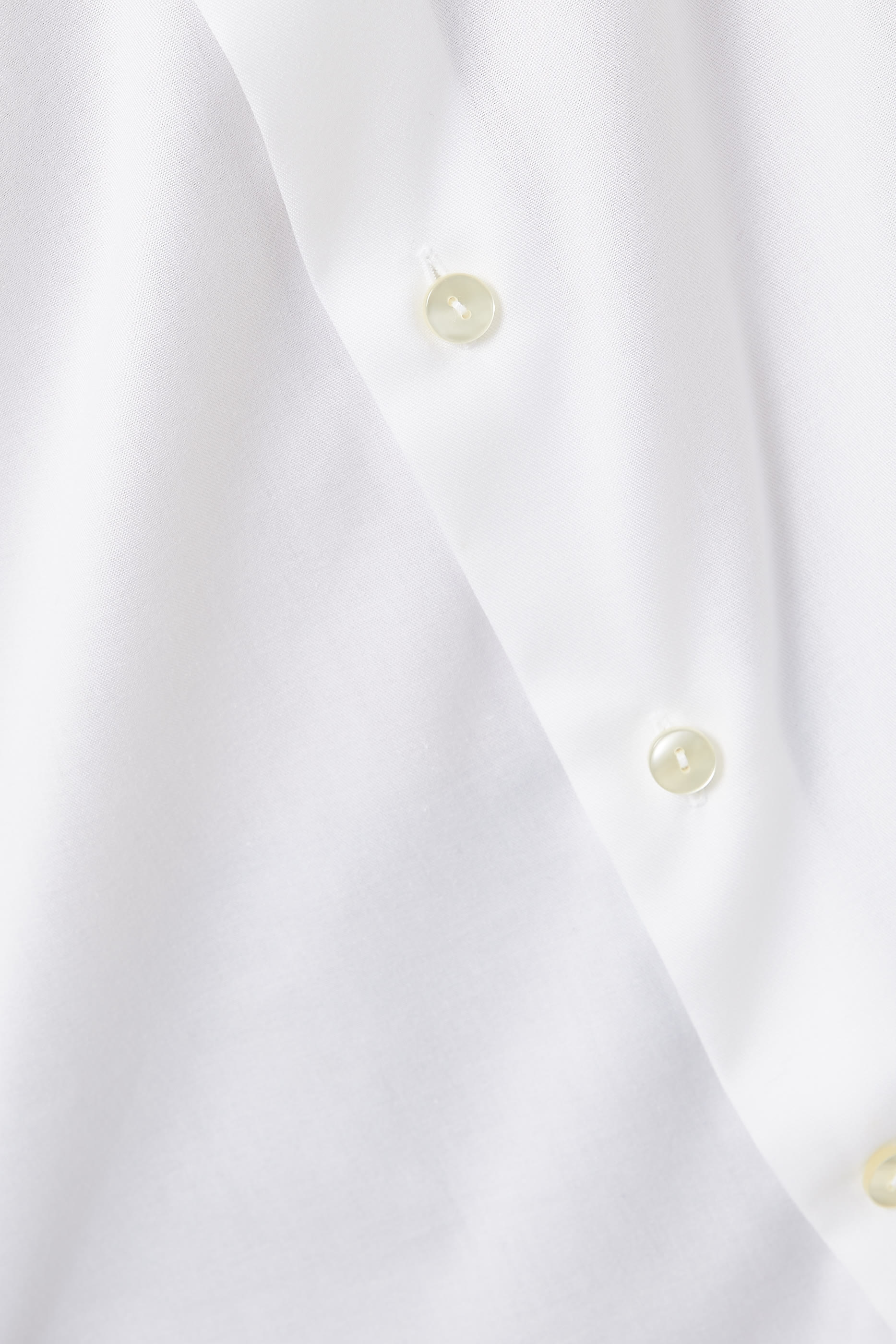 قميص تويل مميز للماركة بقصة ضيقة