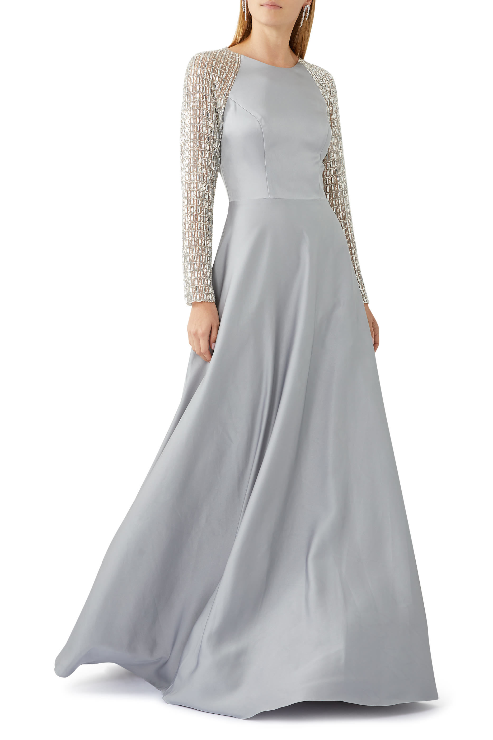 فستان سهرة بأكمام طويلة مطرزة