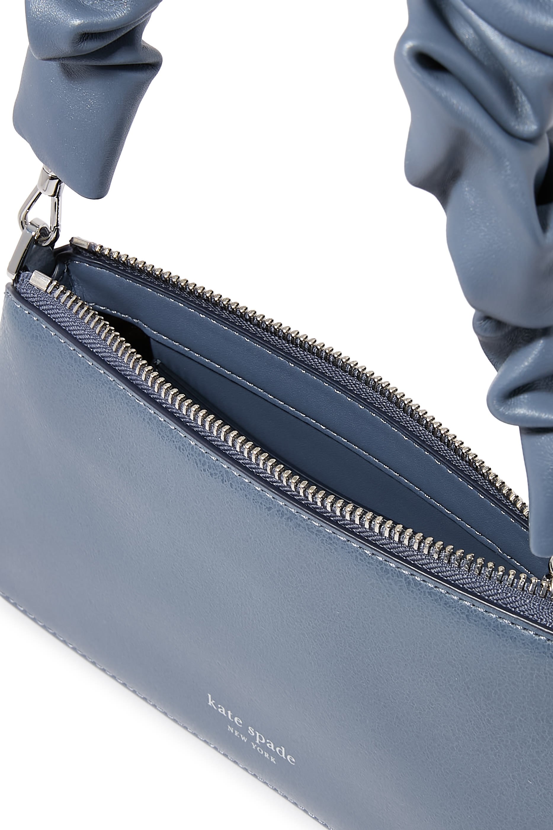 حقيبة بشعار الماركة جلد