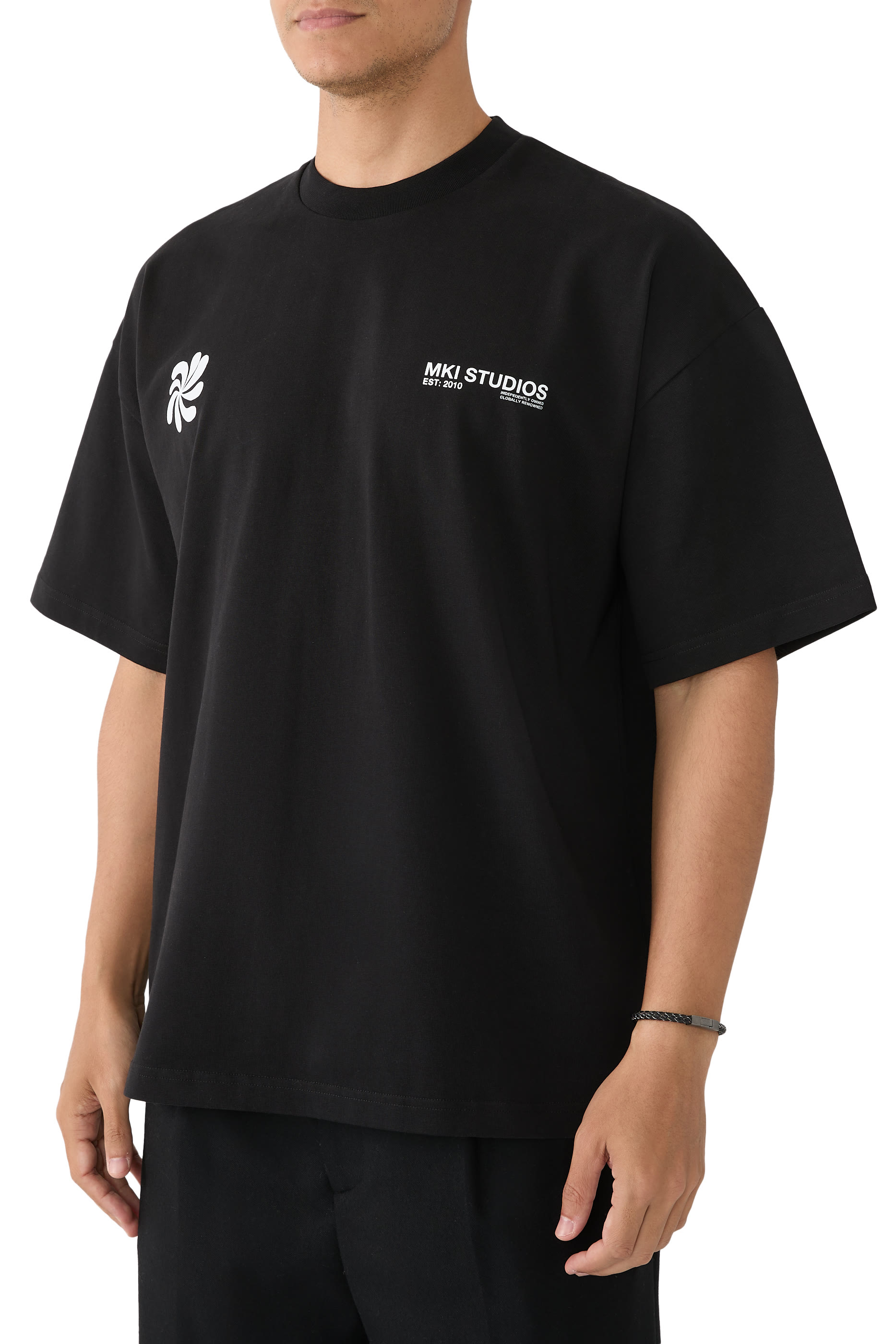 تيشيرت ام كيه اي بنقشة تجريدية