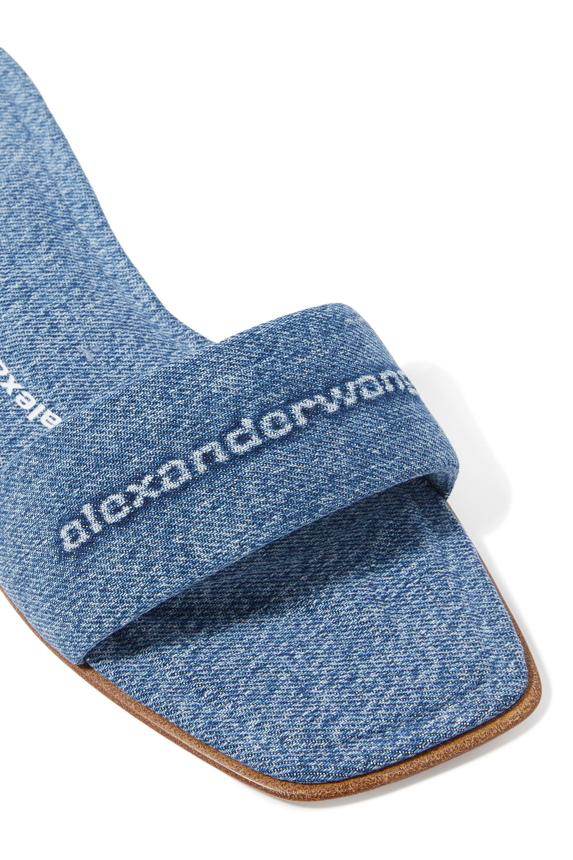 حذاء مفتوح فاي بشعار الماركة