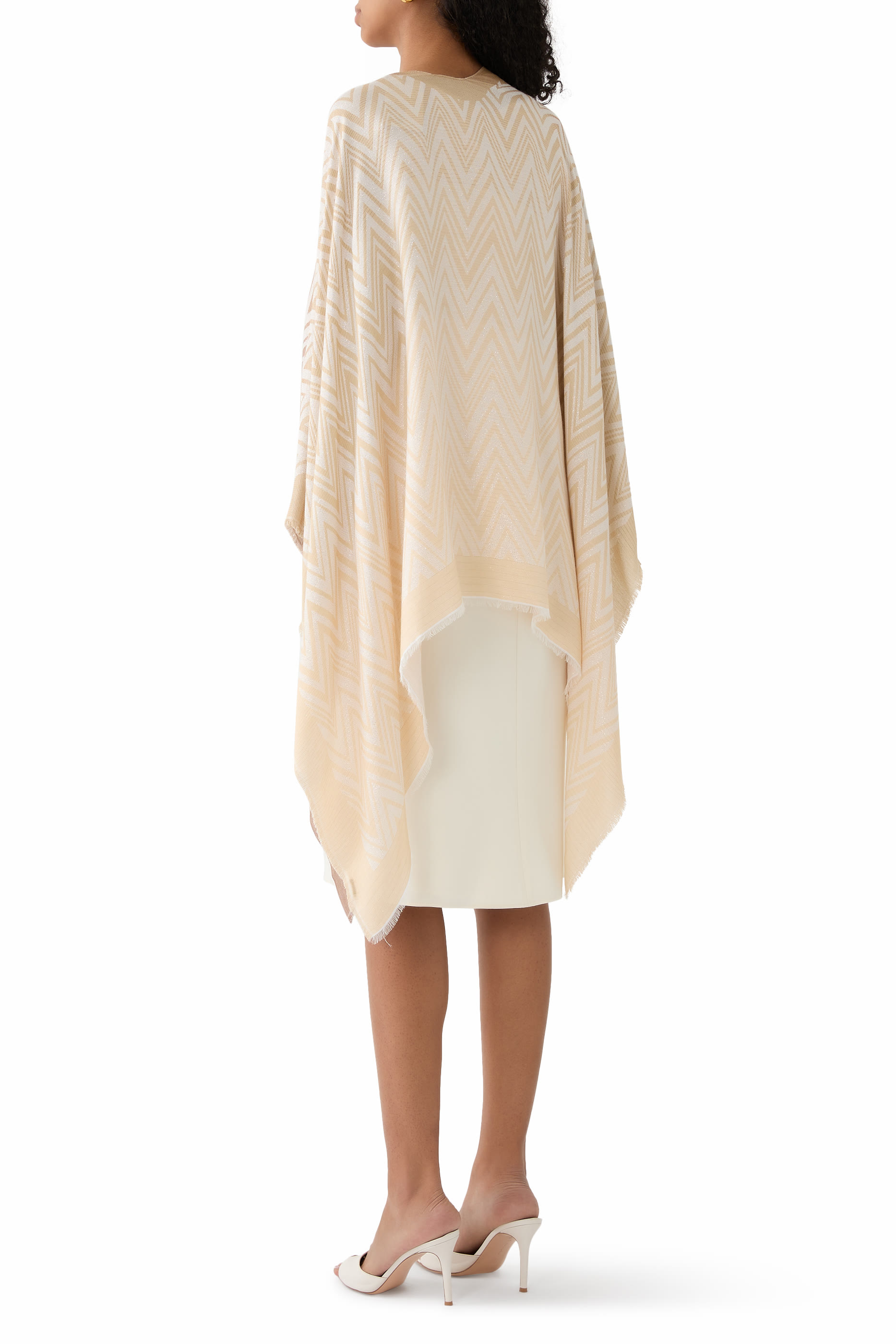 وشاح بنقشة خطوط متعرجة