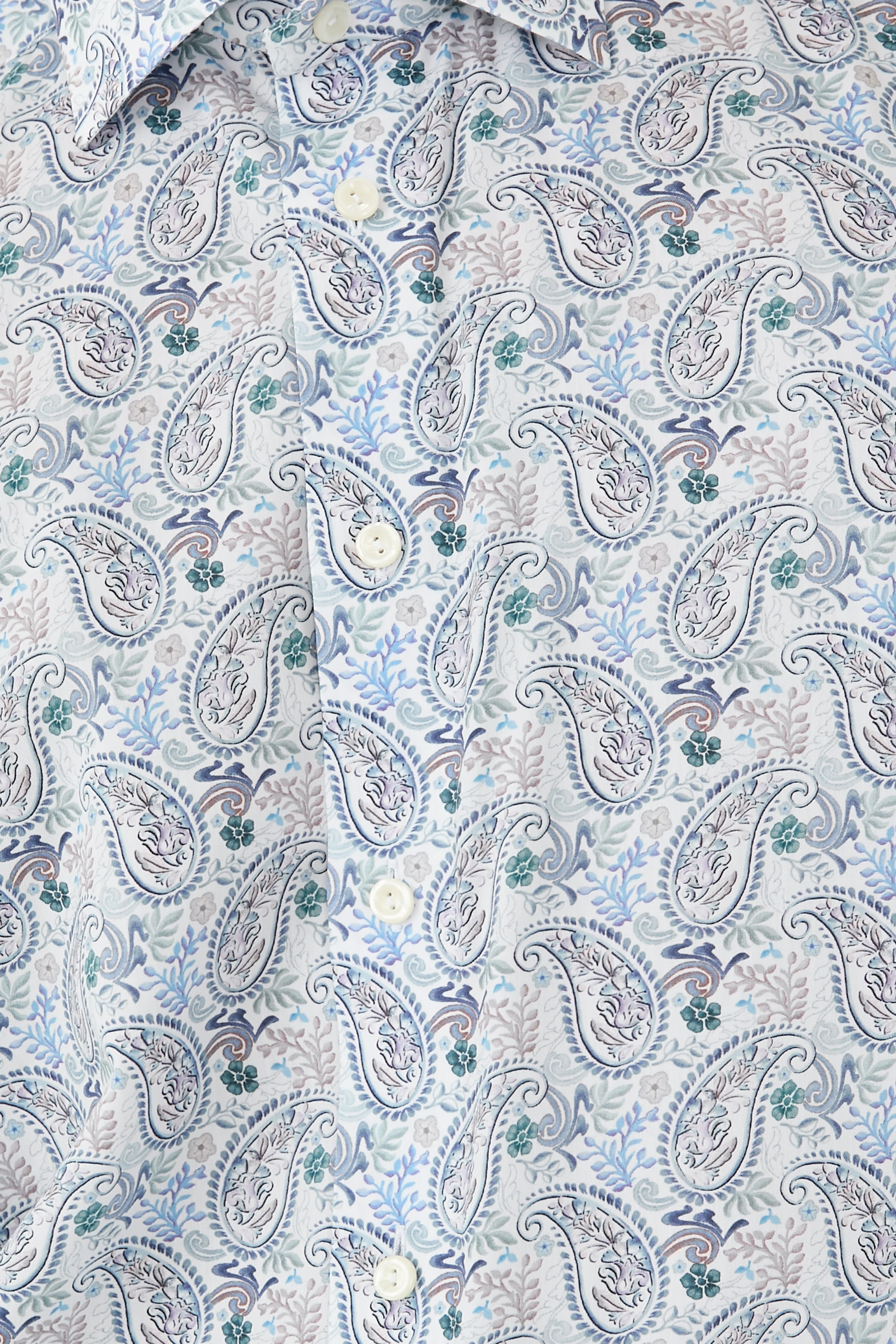 قميص بيسلي بقصّة عصرية وأكمام طويلة  