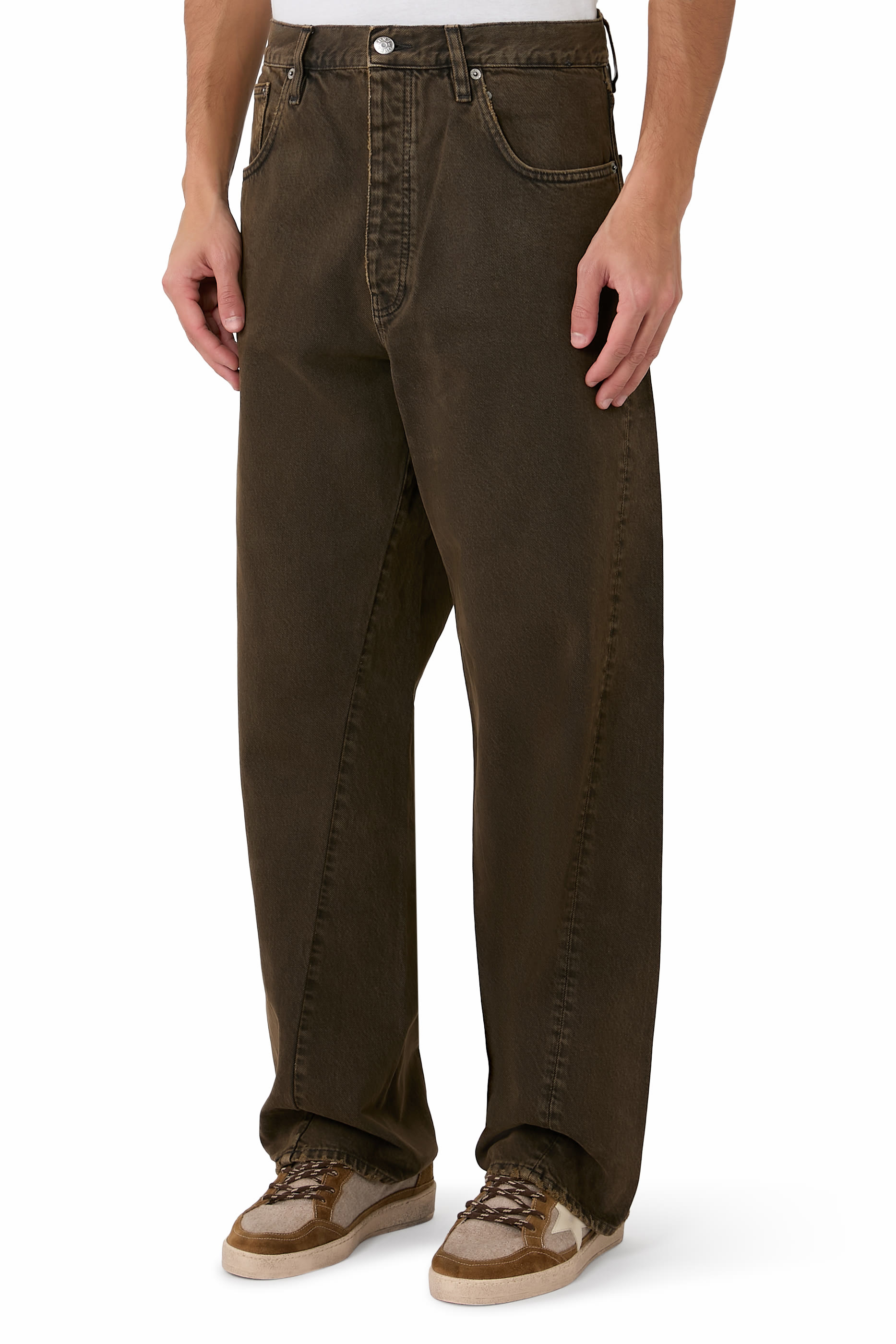 بنطال جينز بقصة ساق واسعة وتفاصيل ملفوفة