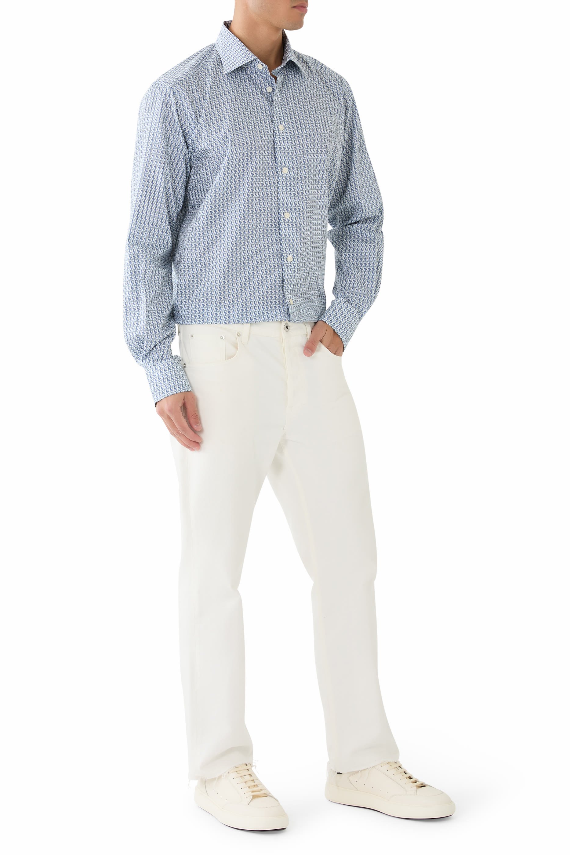 قميص بطبعة صغيرة