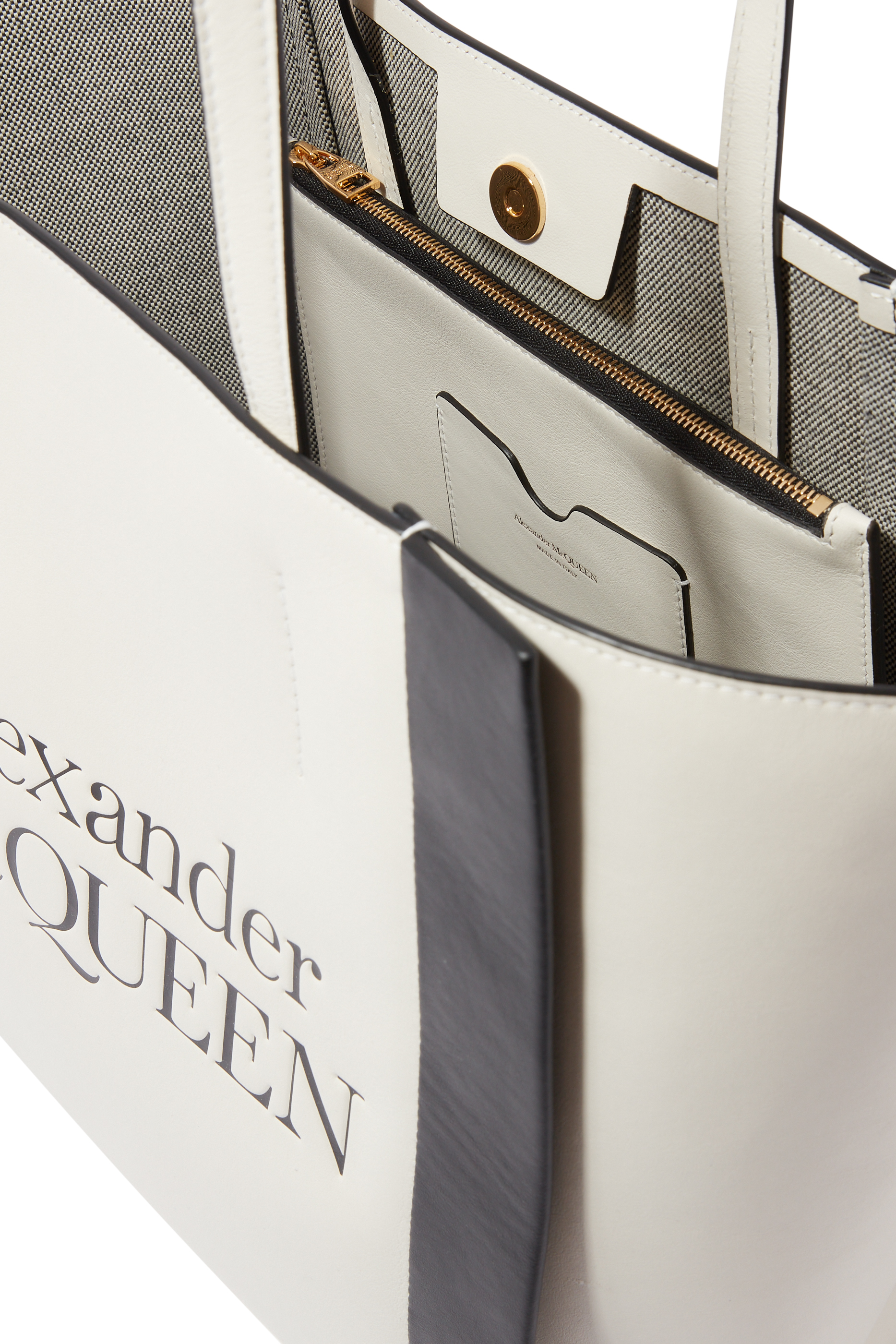 حقيبة يد بشعار الماركة