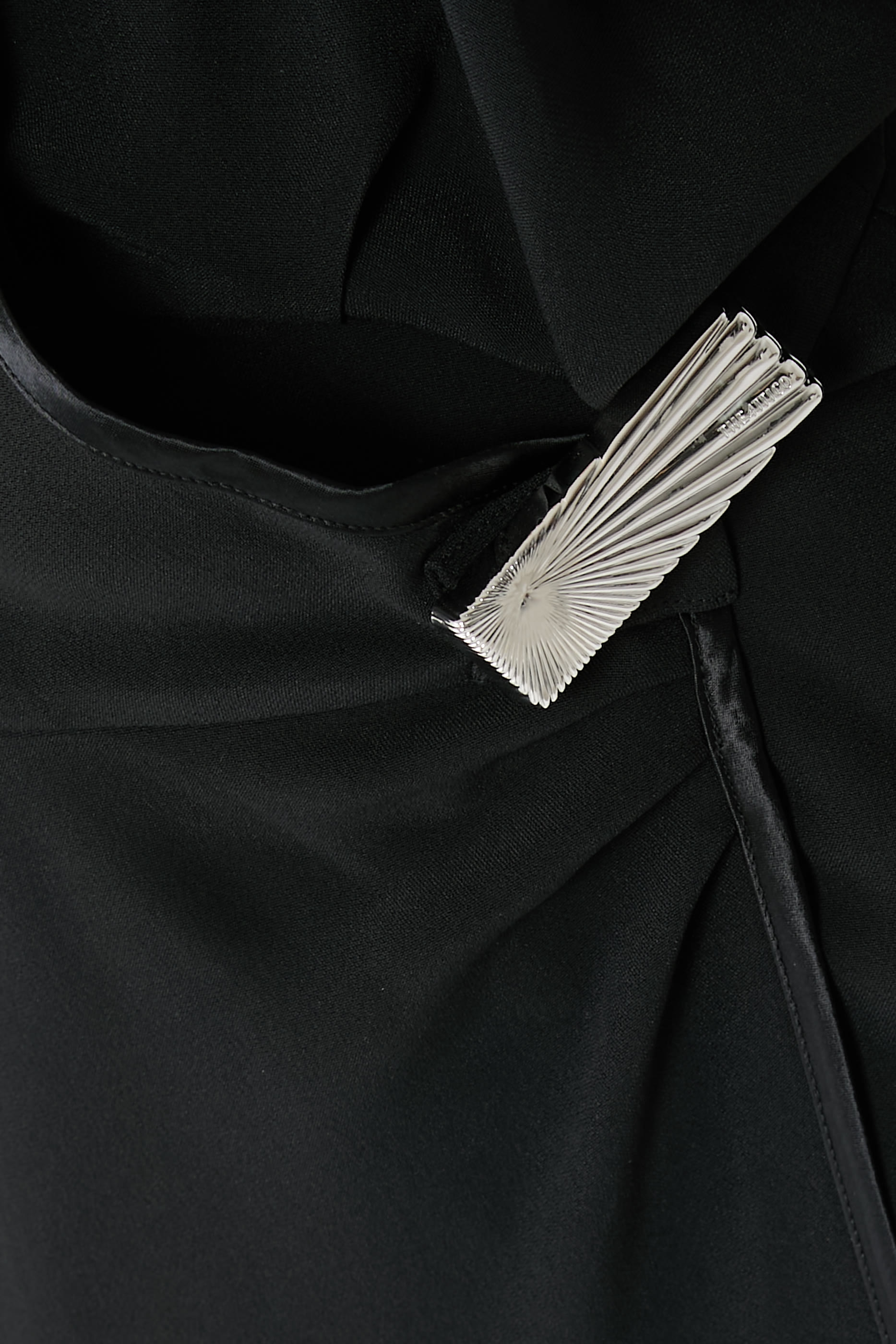 فستان متوسط الطول بأكمام طويلة