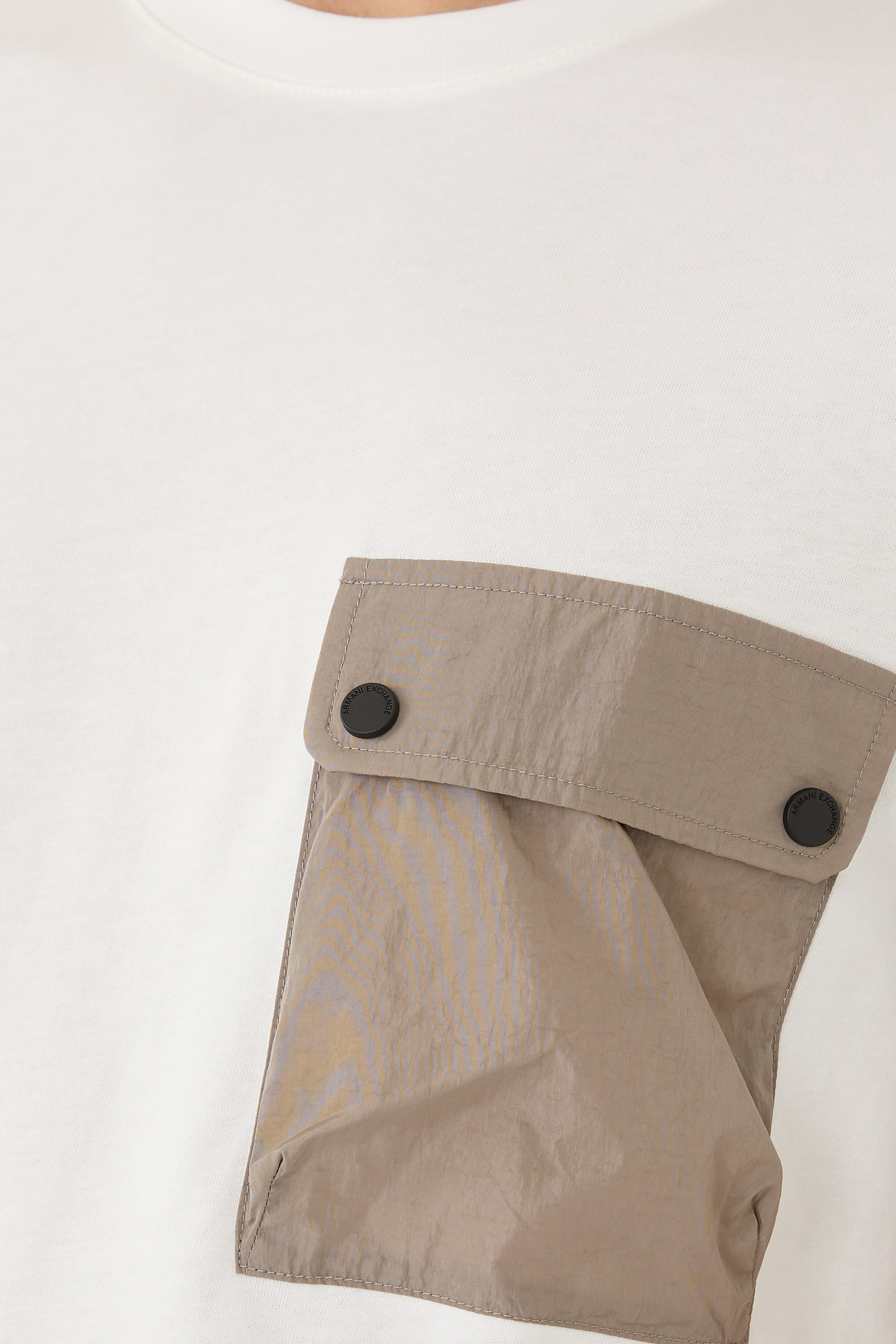 تيشيرت بجيب بشعار الماركة