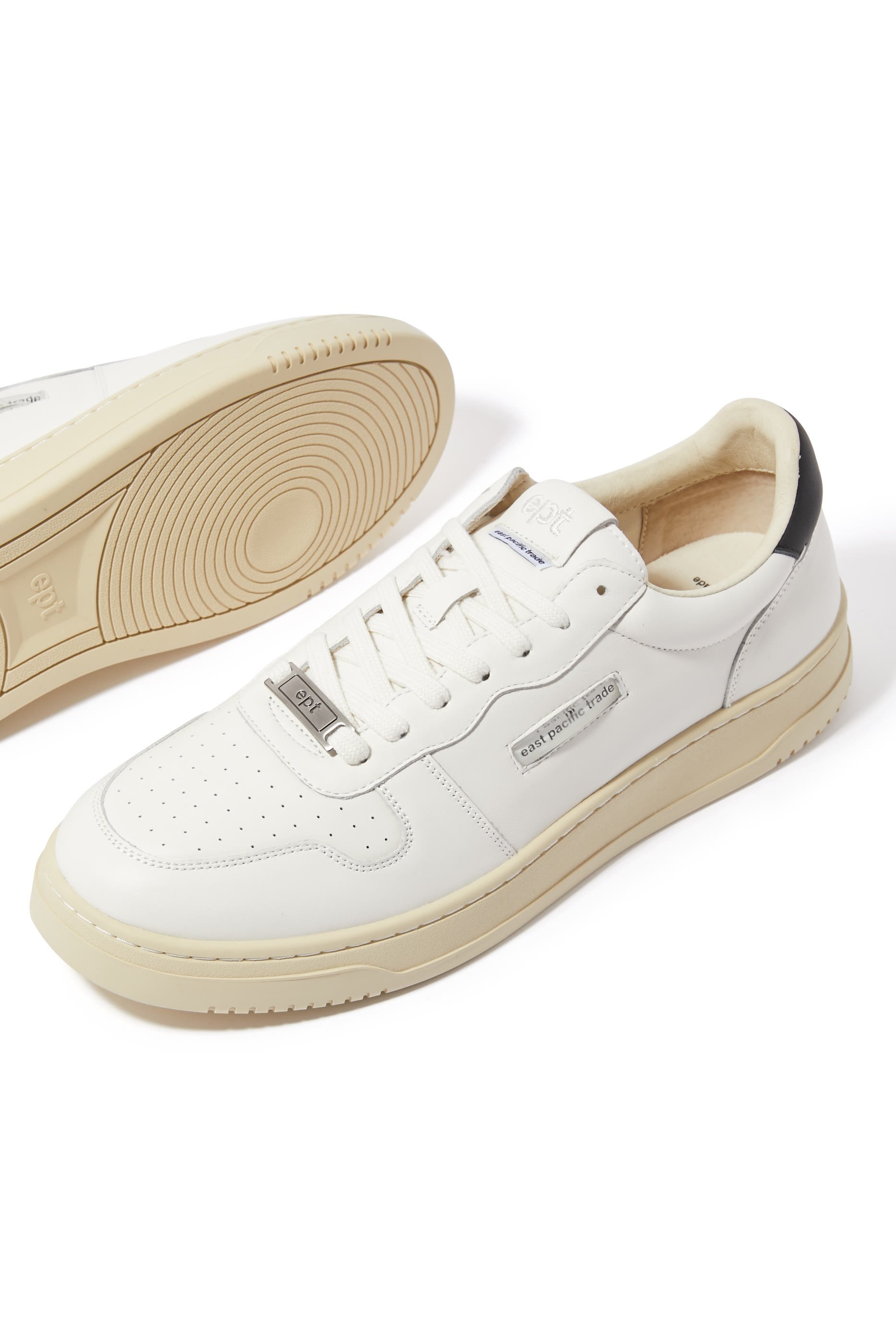 سنيكرز دايف كورت