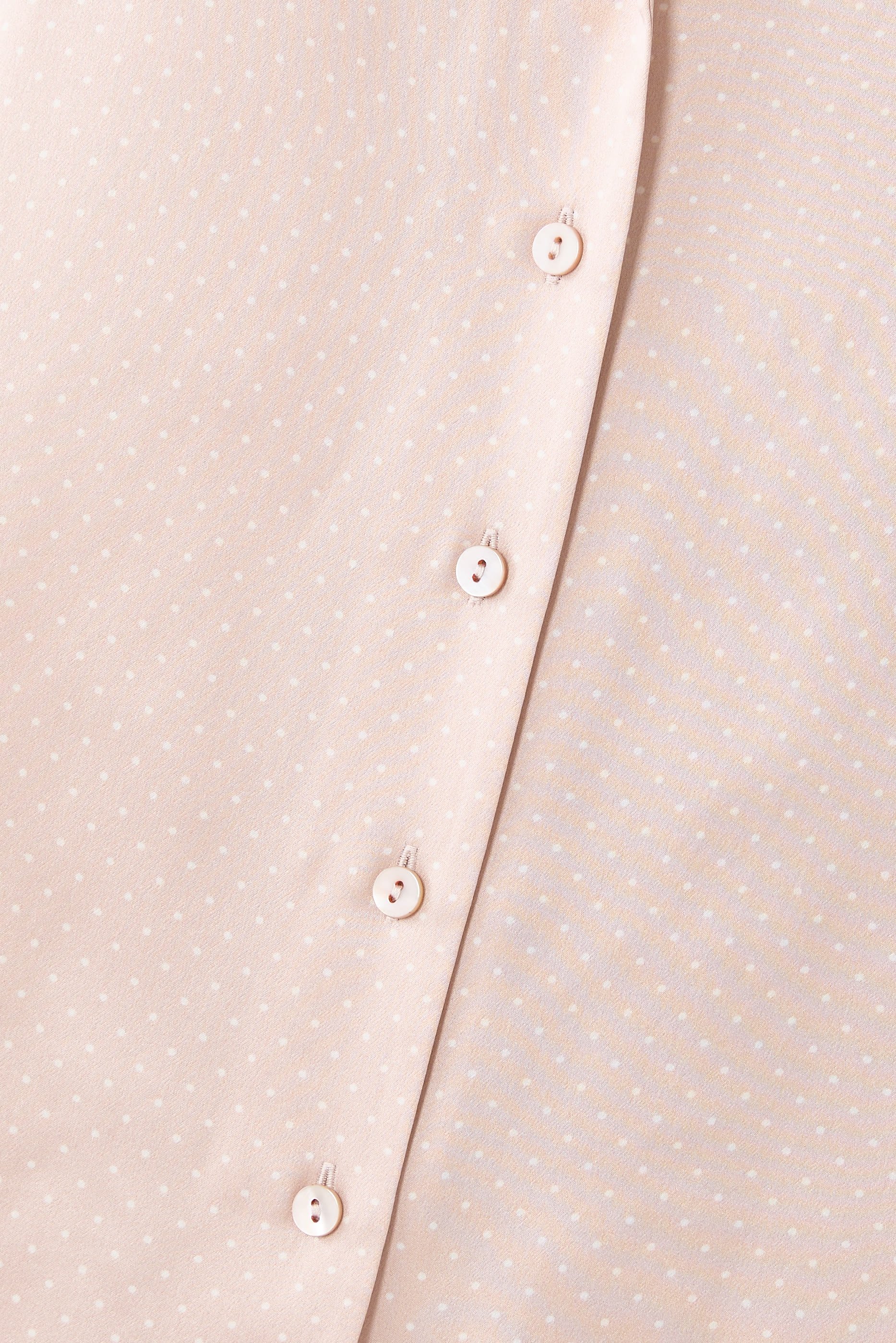 طقم بيجامة بأكتاف متخفضة ونقشة نقاط حرير