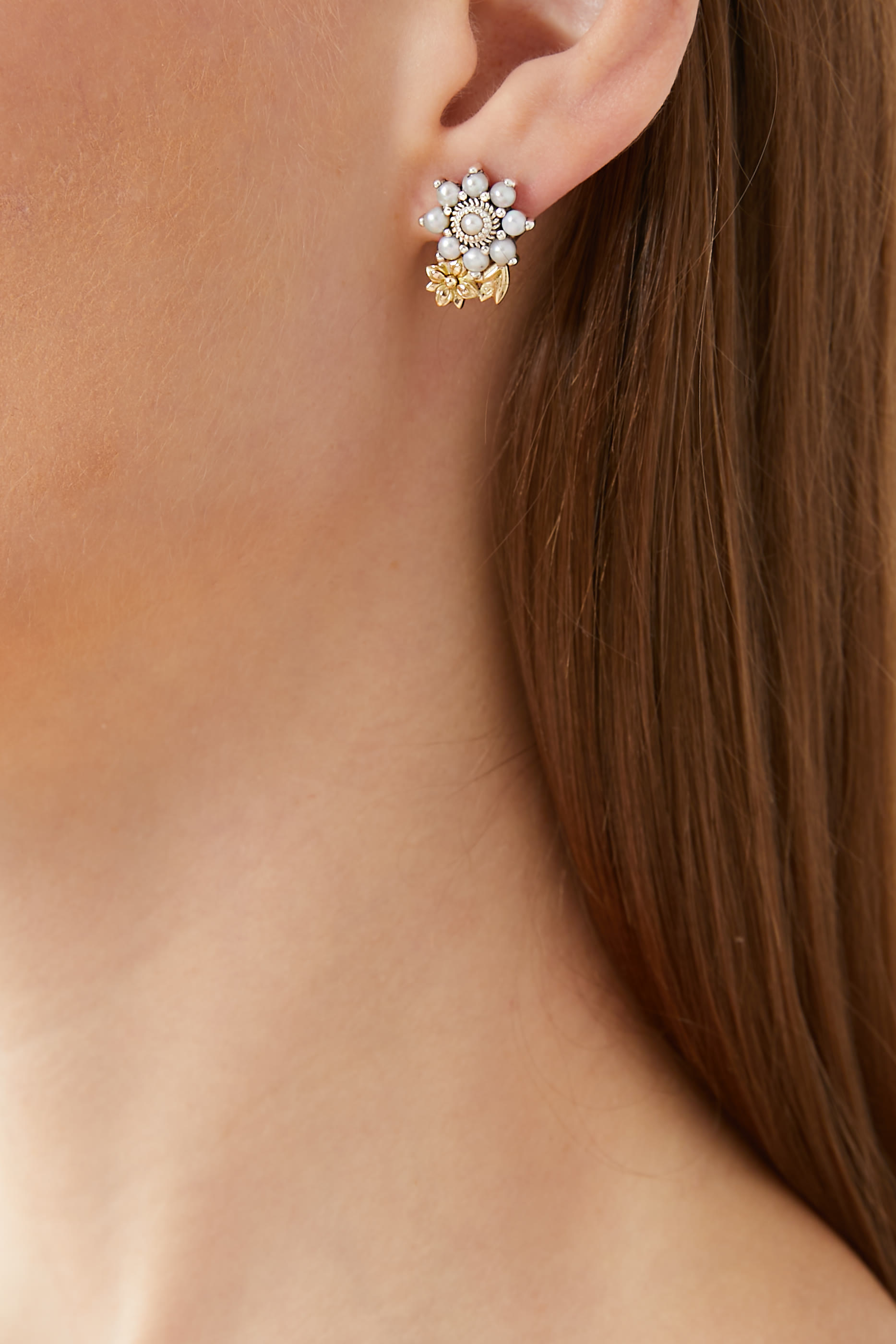 أقراط بتصميم زهرة غير متماثلة مرصعة باللؤلؤ ذهب أصفر عيار 18 وفضة إسترلينية