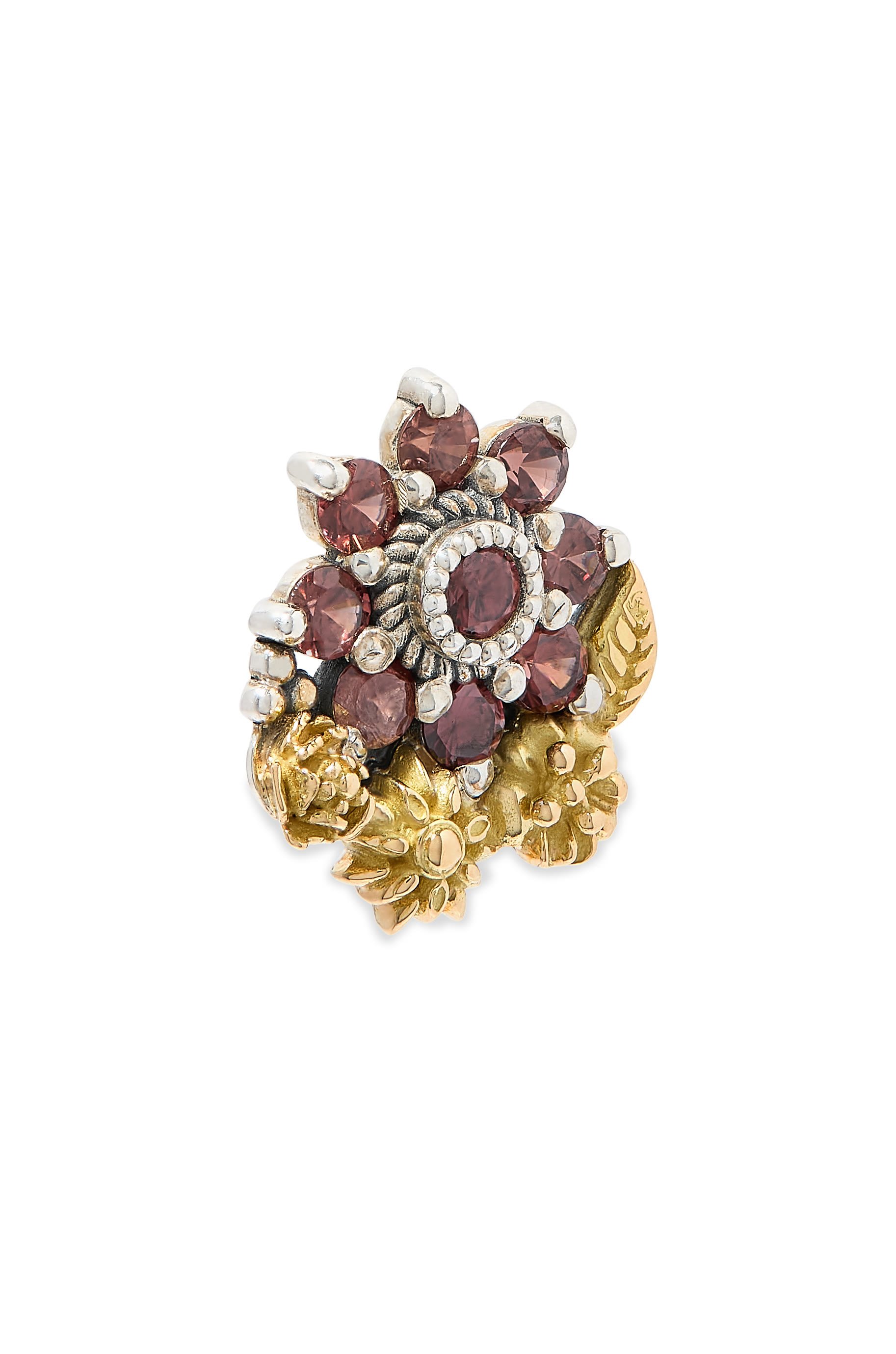 أقراط بتصميم غير متماثل مزينة بتفاصيل أزهار ومرصعة بأحجار زركونيا مكعبة، ذهب أصفر عيار 18 وفضة استرلينية.