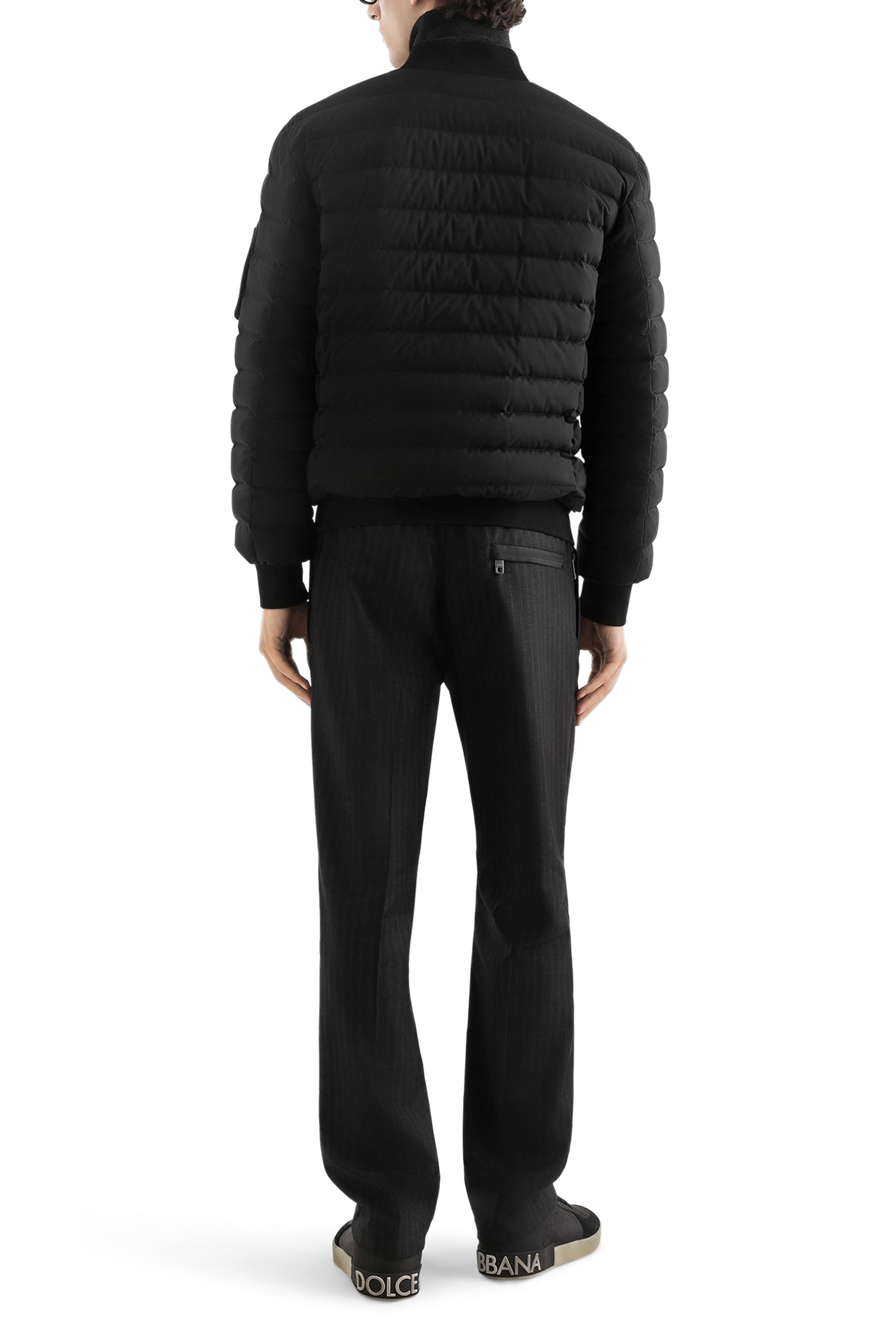 جاكيت بتصميم مبطن مزين بشعار الماركة ساتان