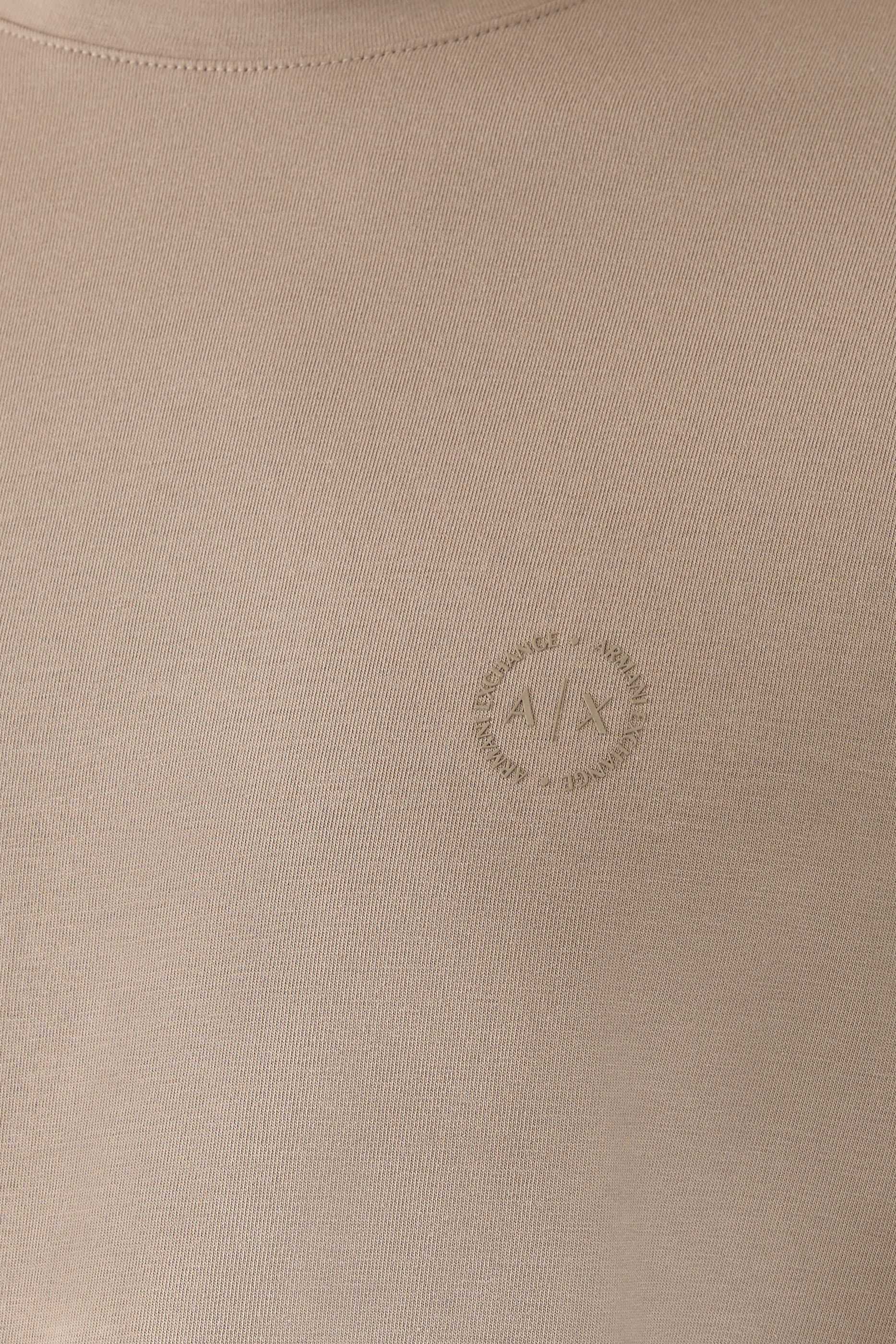 تيشيرت بشعار الماركة بتصميم دائري