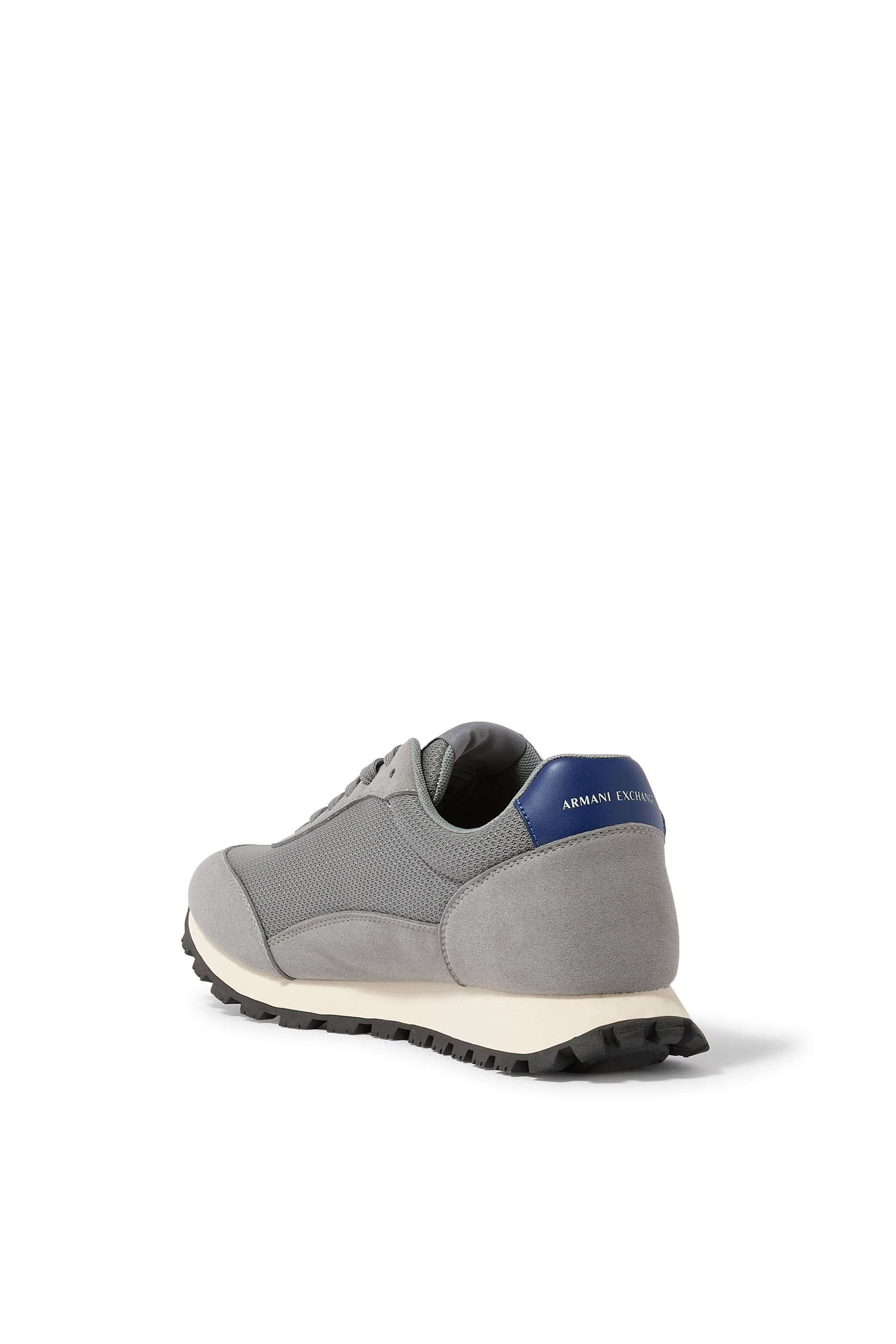 سنيكرز بكاحل منخفض ونقشة شعار الماركة على الجانب