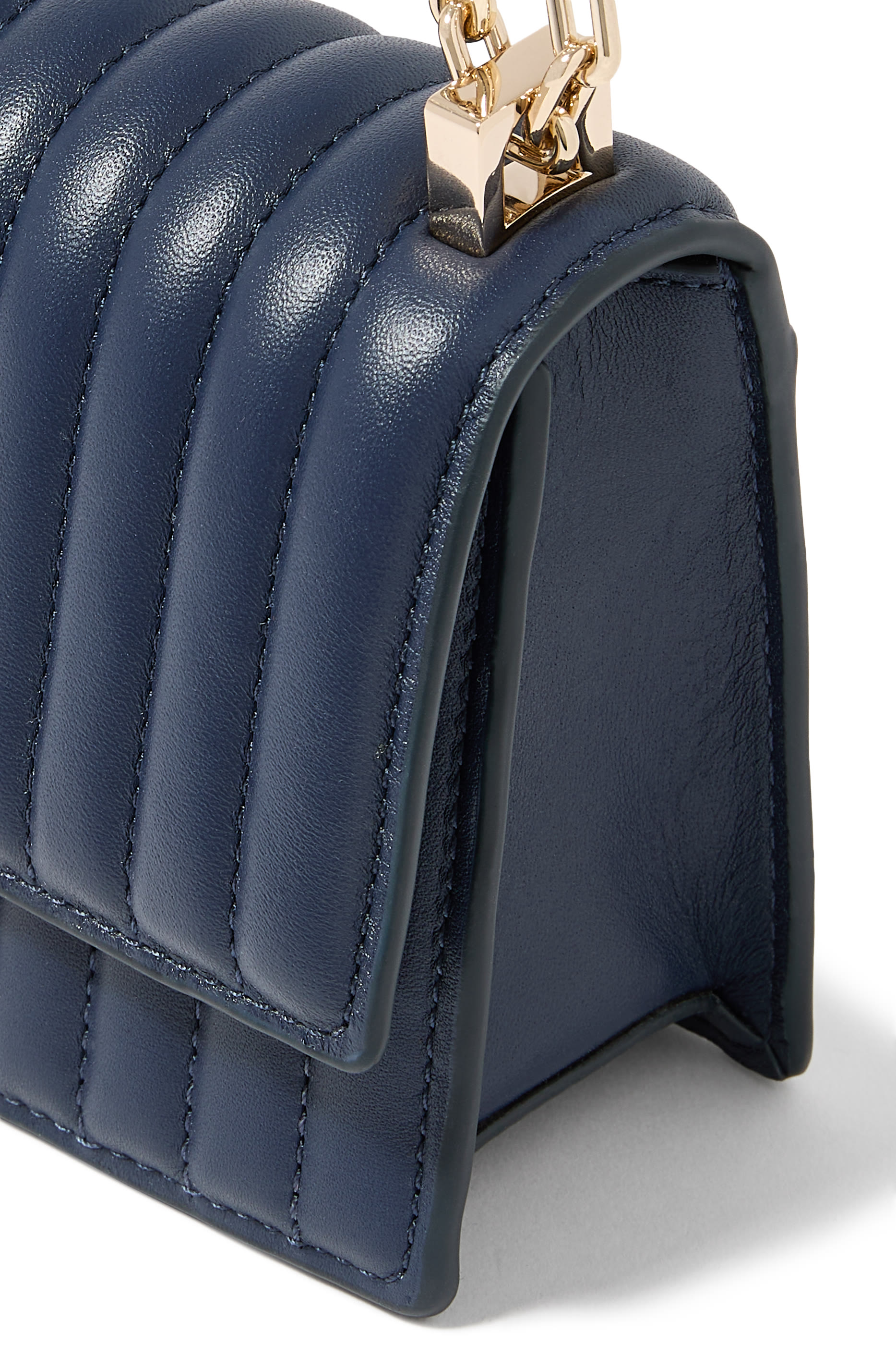 حقيبة كروس بودي ديكو صغيرة بغطاء قلاب وسلسلة جلد مبطن