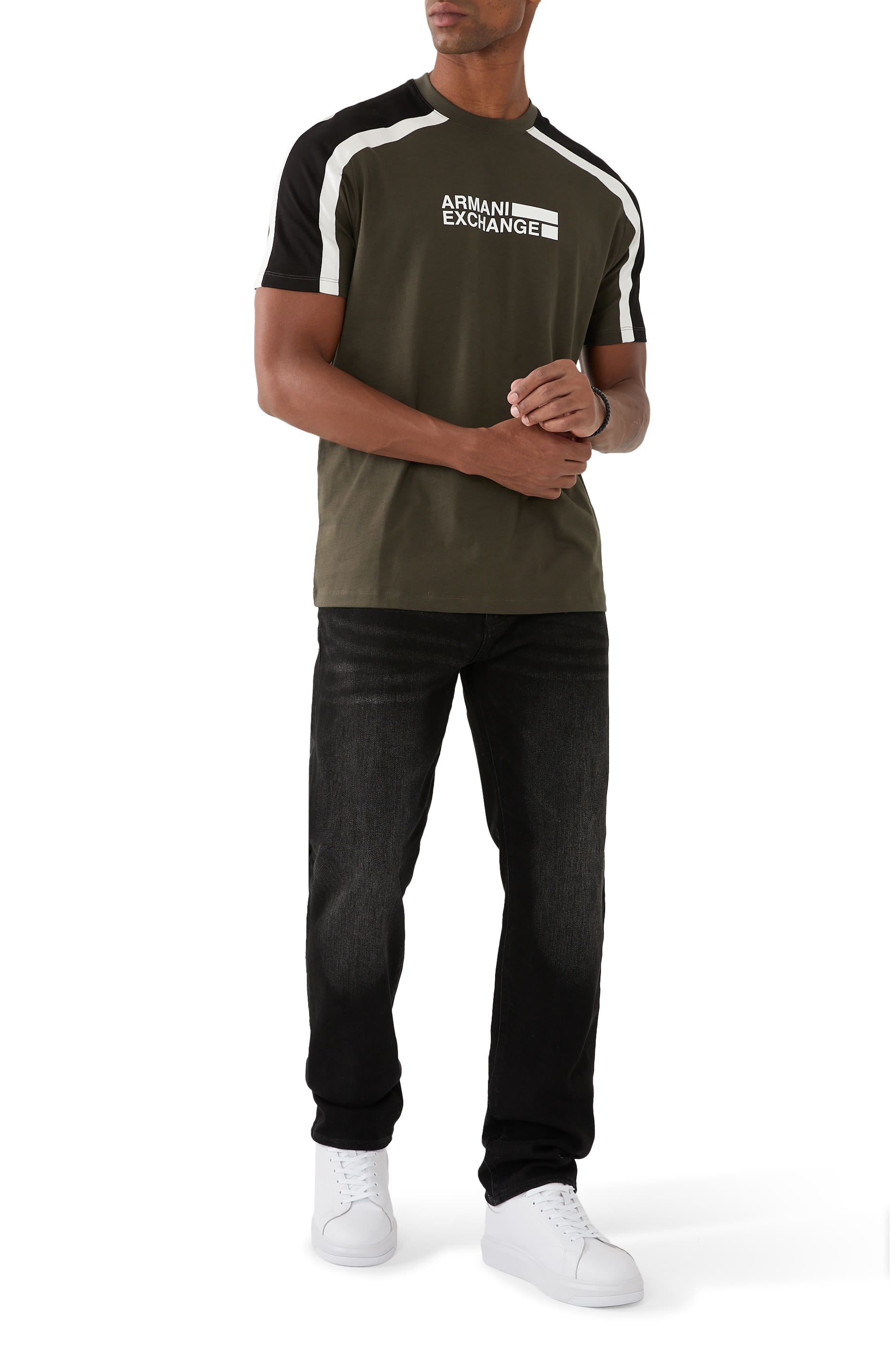 تيشيرت بياقة ضيقة بنقشة شعار الماركة