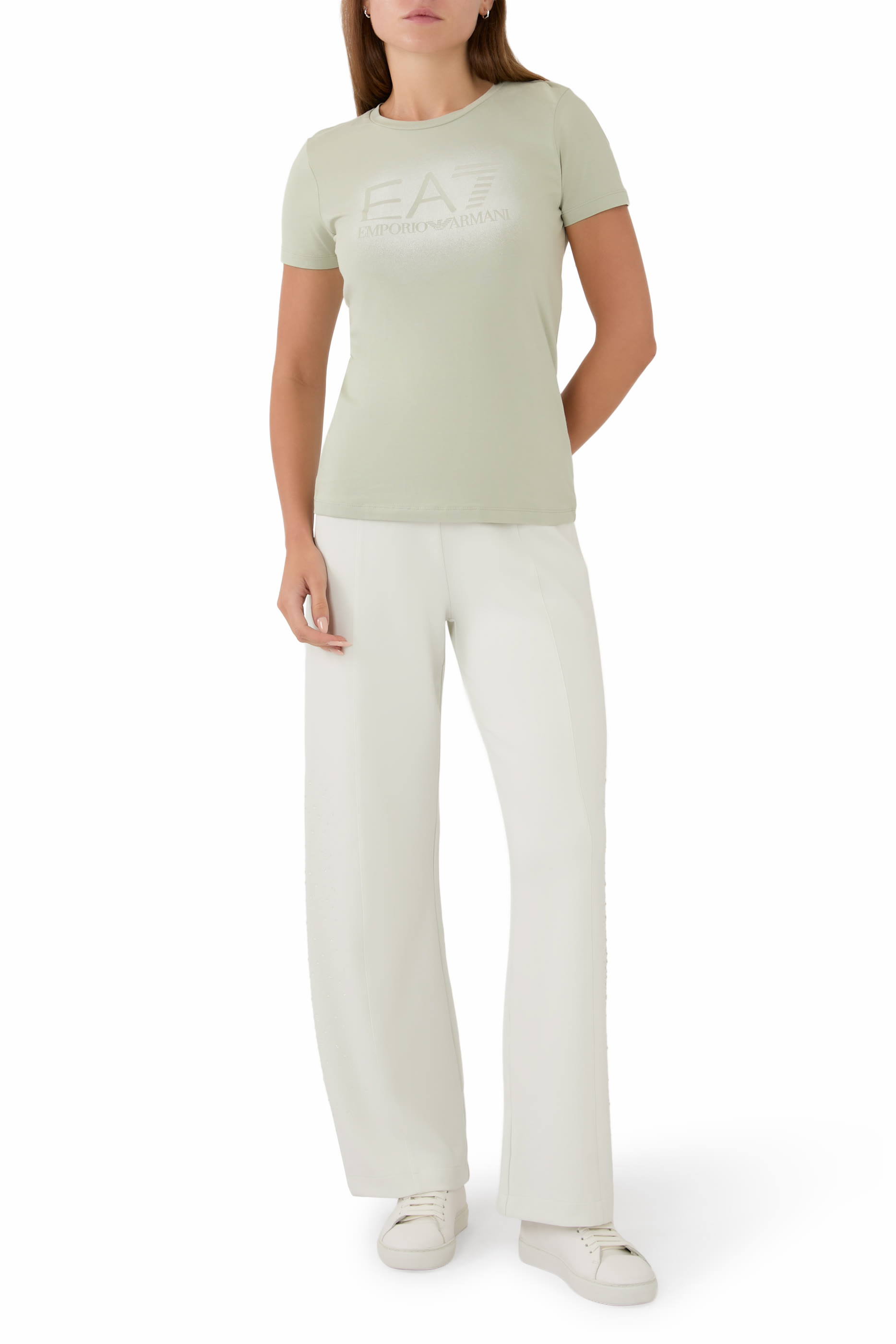 تيشيرت بنقشة شعار الماركة الغرافيكية اللامعة