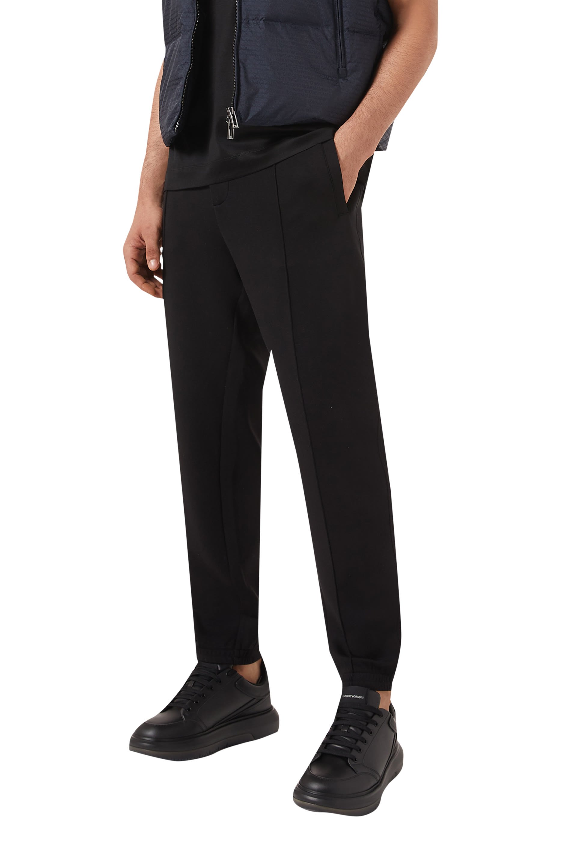 سنيكرز بشعار الماركة على الجانب جلد