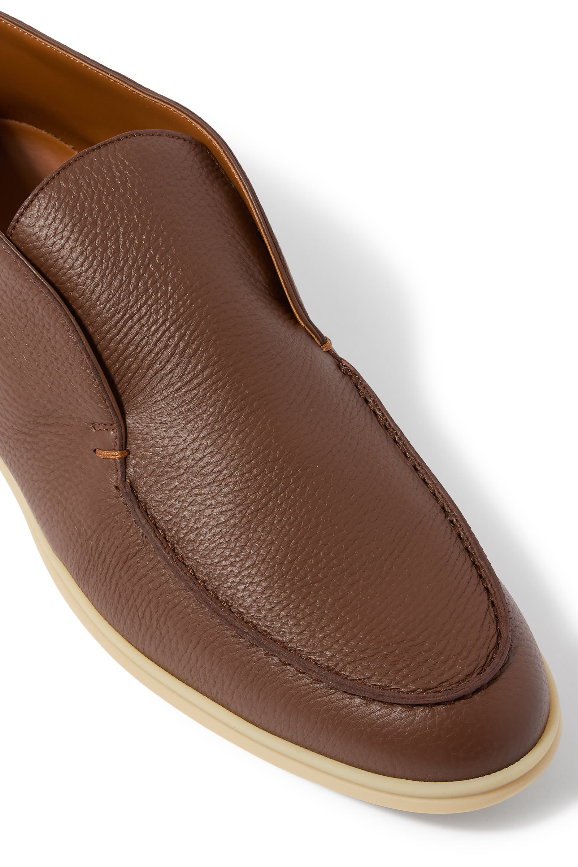 حذاء بوت بطول الكاحل