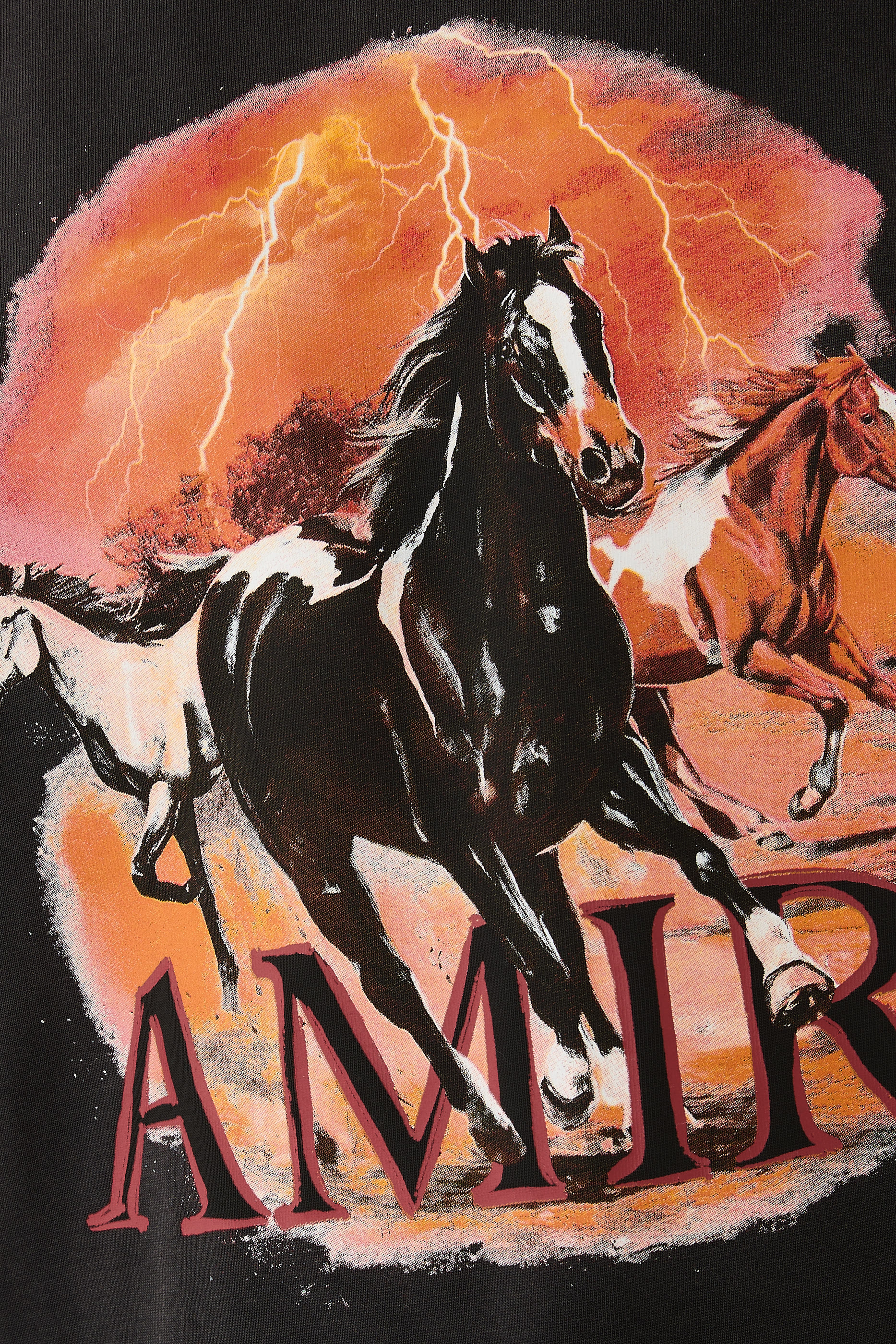 تيشيرت بطبعة شعار الحصان غرافيكية